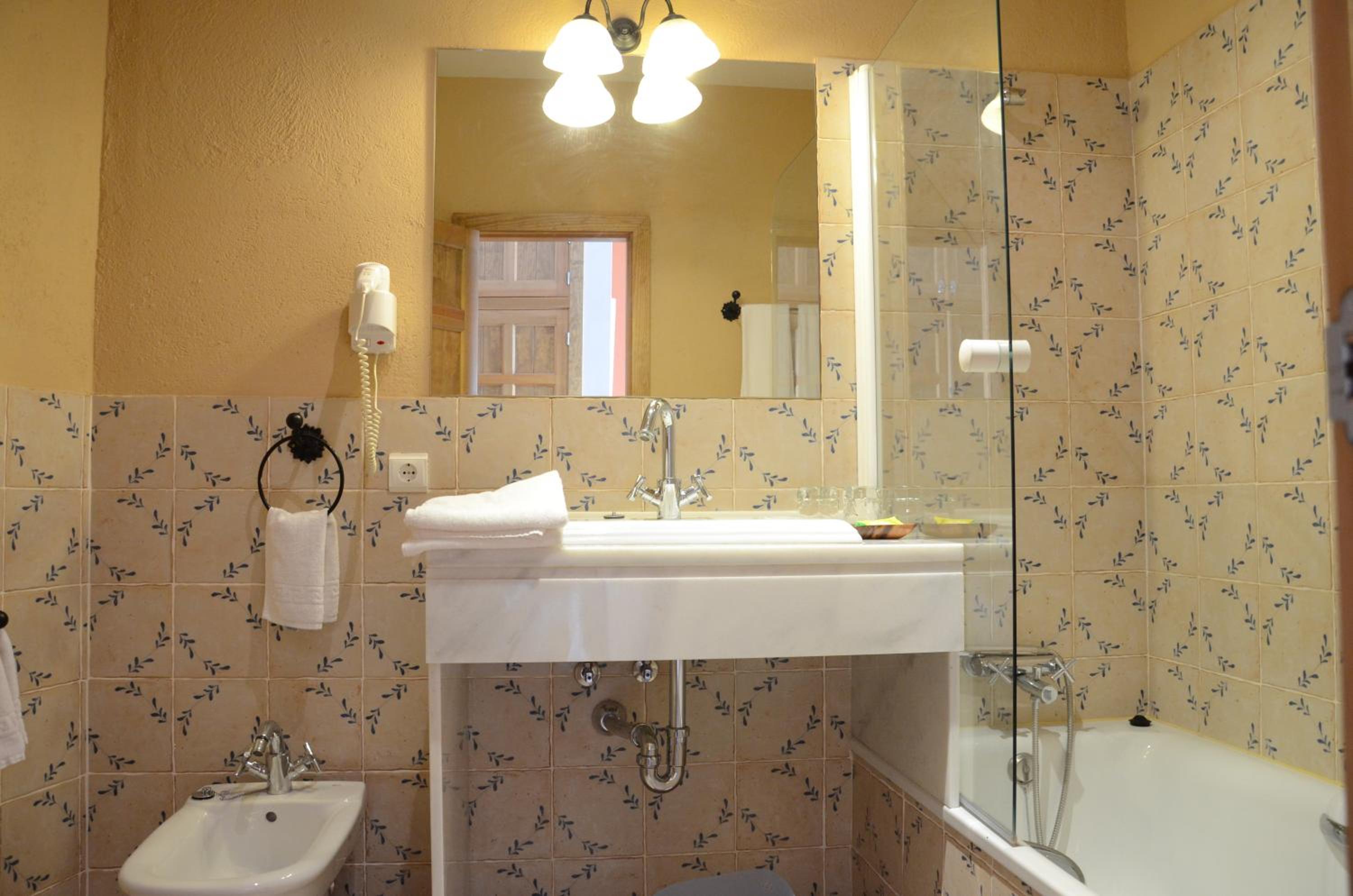 Twin Room - Photo 2