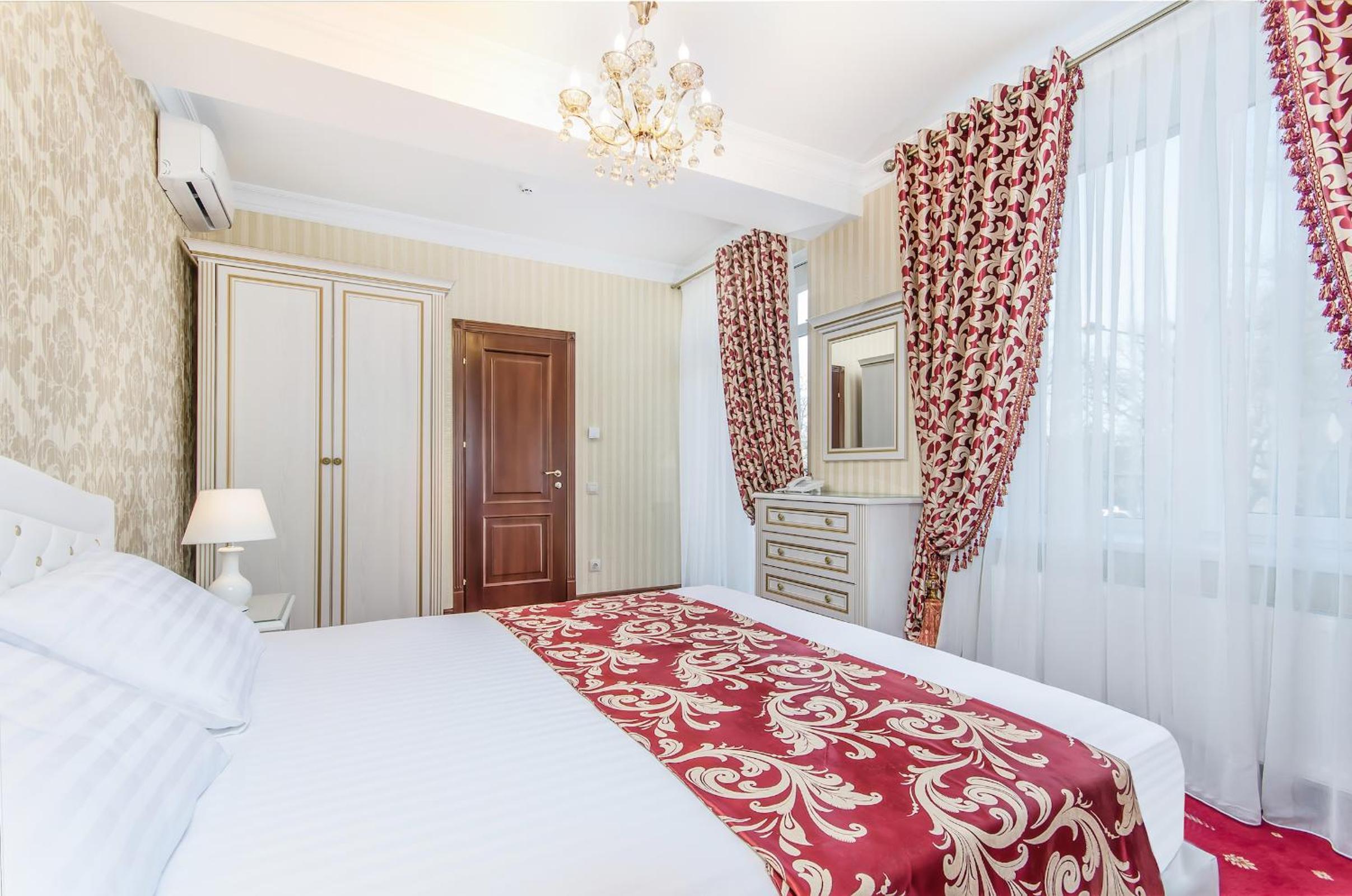 King Suite with Balcony photo 3