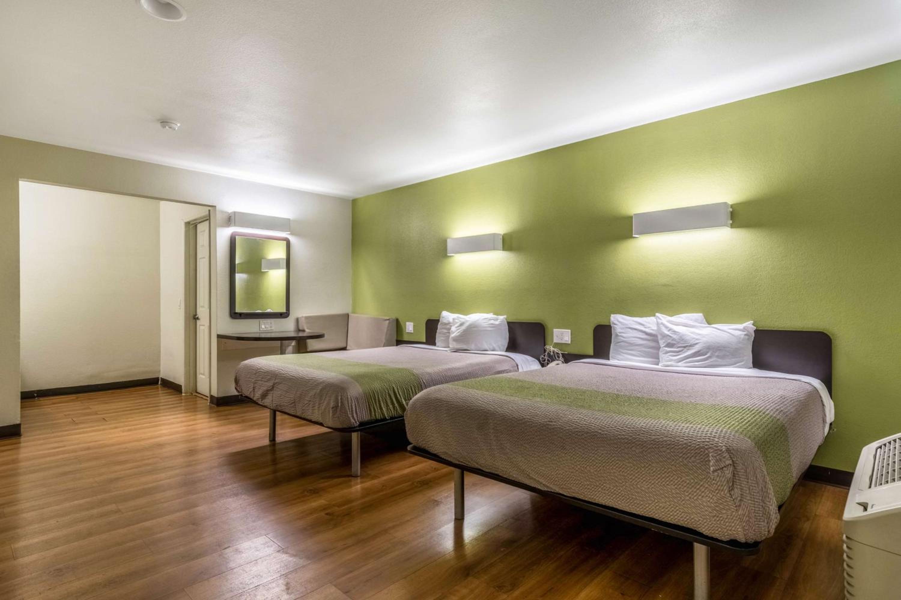 Queen Room with Two Queen Beds - Non-Smoking photo 1