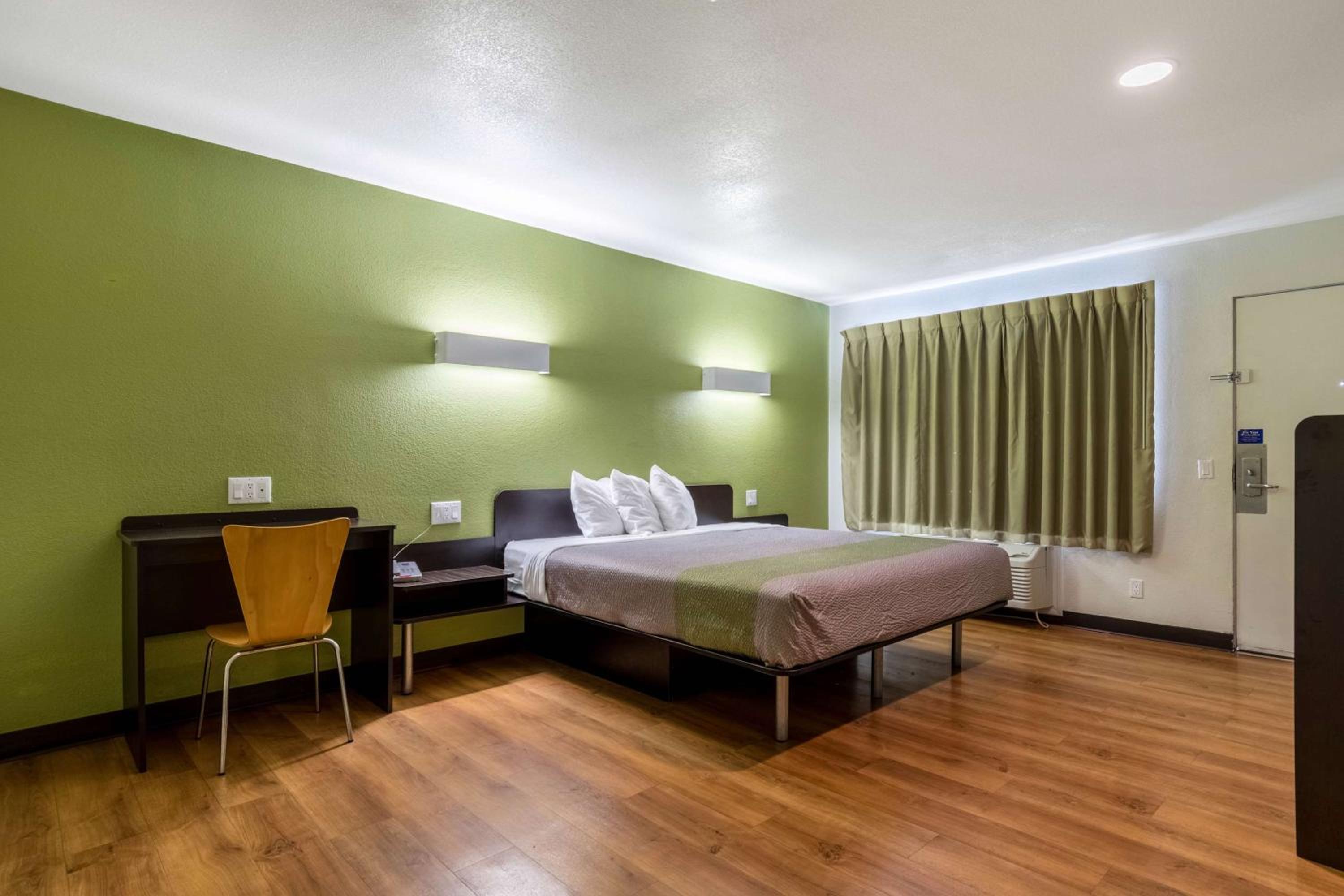 King Room - Non-Smoking photo 2
