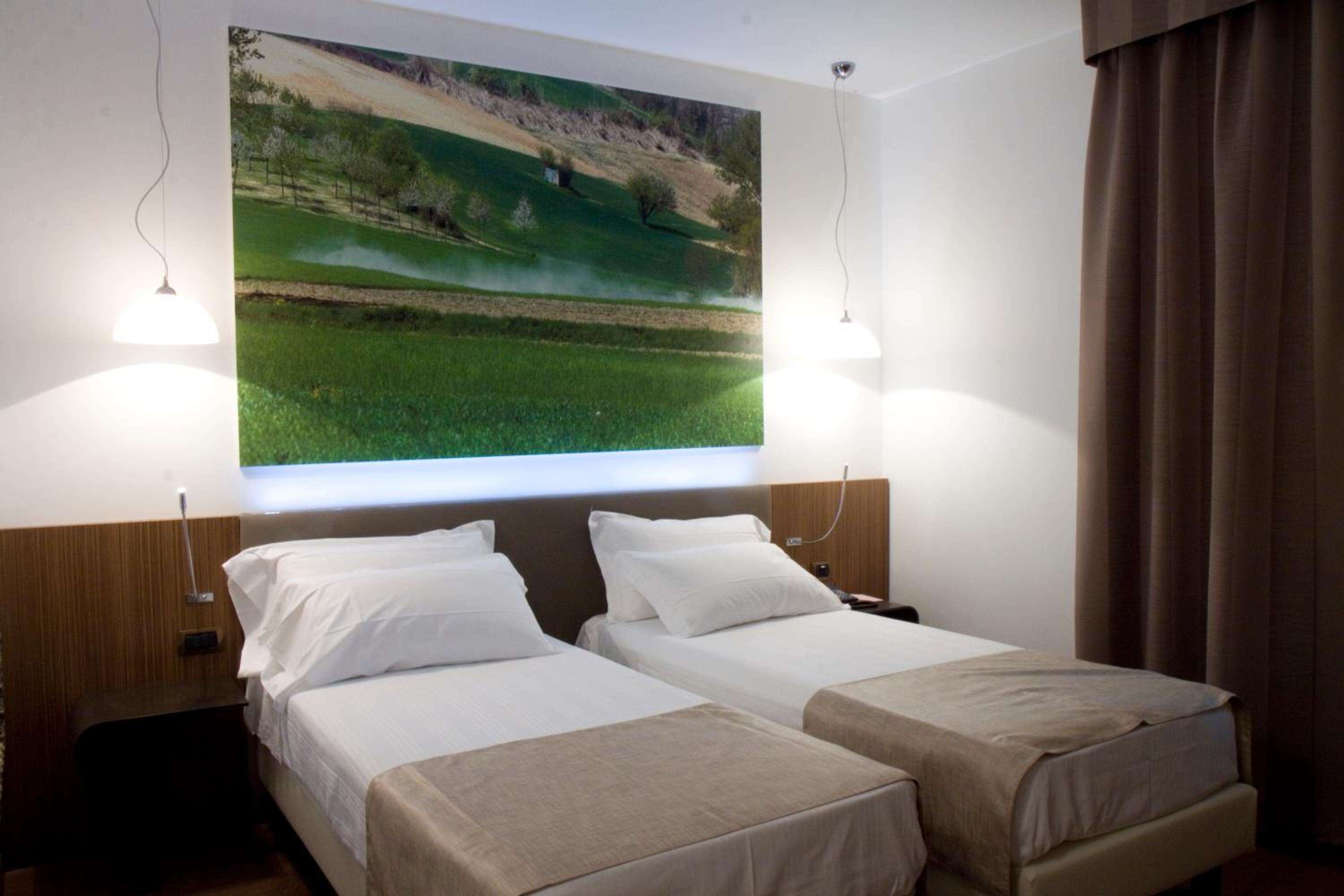 Twin Room - Photo 2