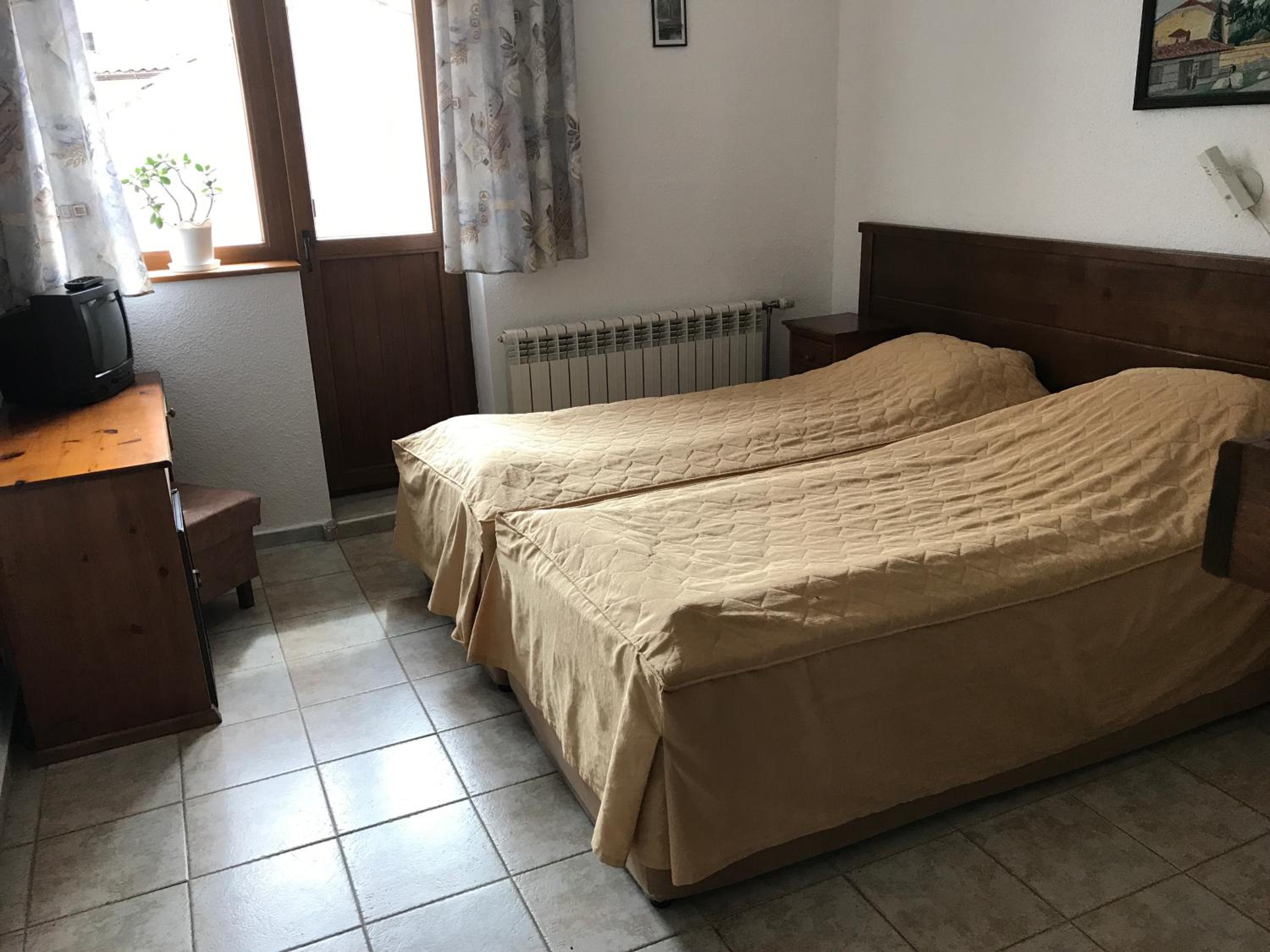 Double or Twin Room - Photo 6