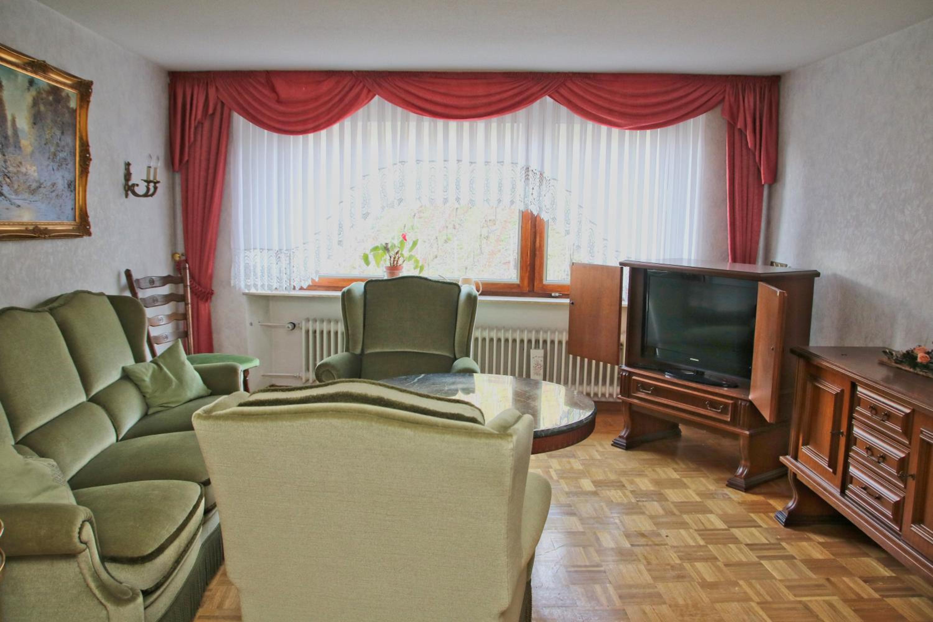 Five-Bedroom House photo 2