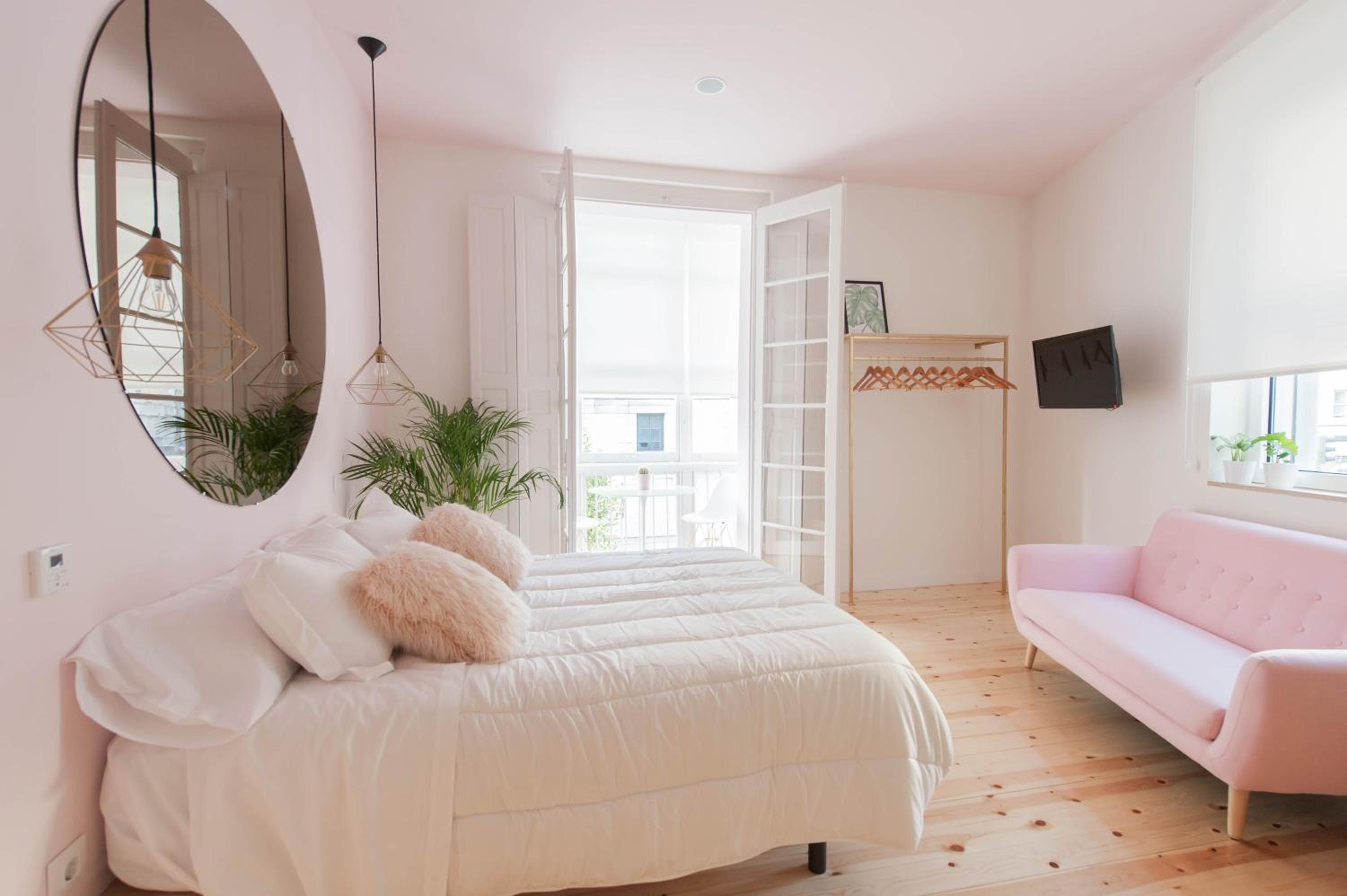 Deluxe Double Room with Balcony - Photo 8