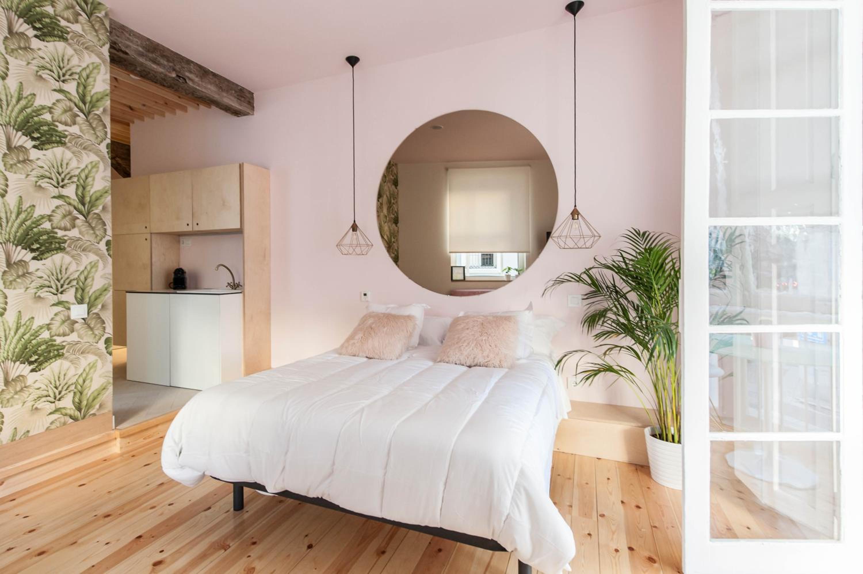 Deluxe Double Room with Balcony - Photo 6