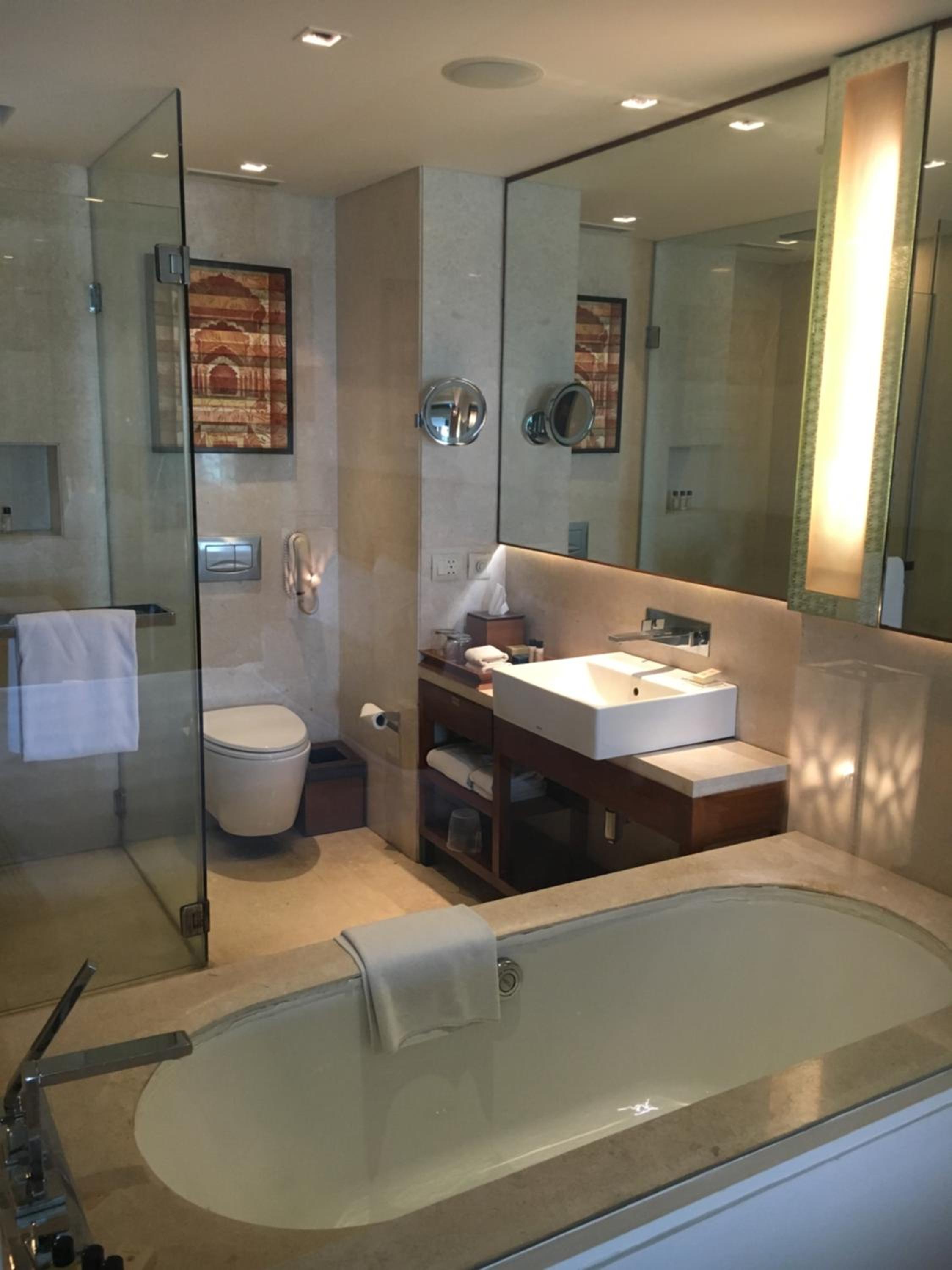 Deluxe Room King Bed - Enjoy Happy Hours with 1+1 offer on Alcoholic Beverage - Photo 2