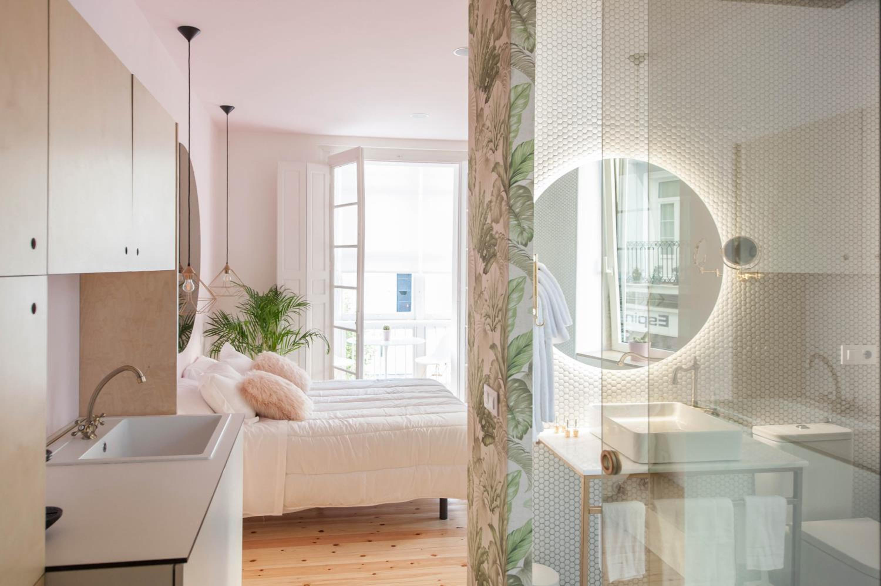 Deluxe Double Room with Balcony - Photo 1