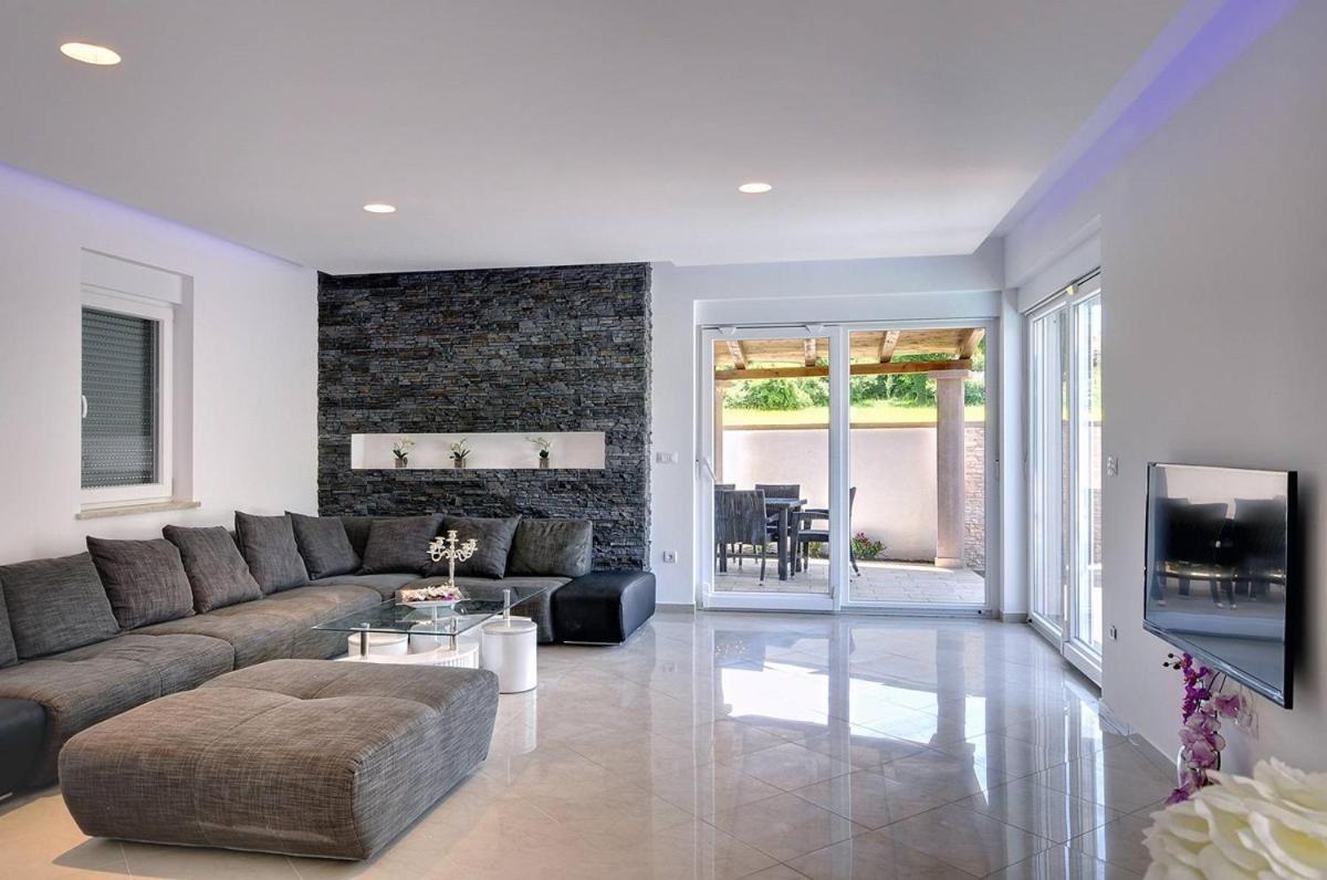 Five-Bedroom Villa with Private Pool photo 1