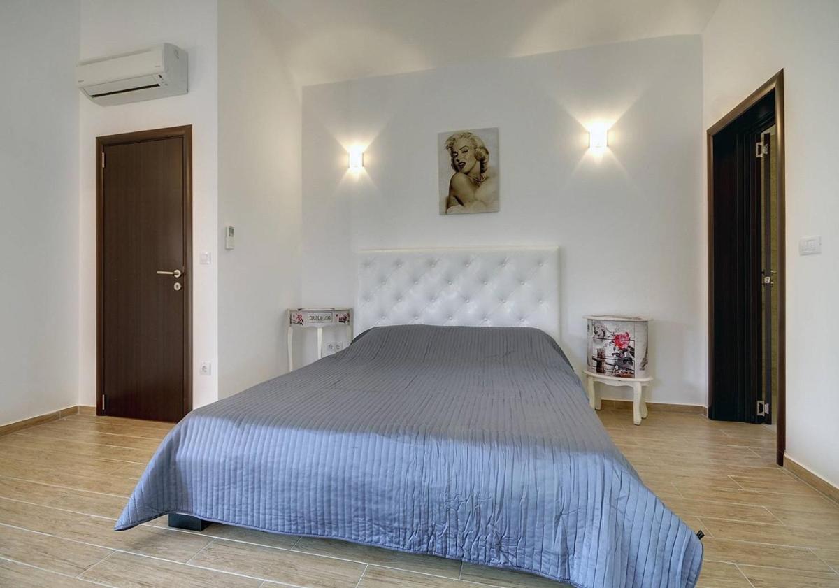Five-Bedroom Villa with Private Pool photo 2