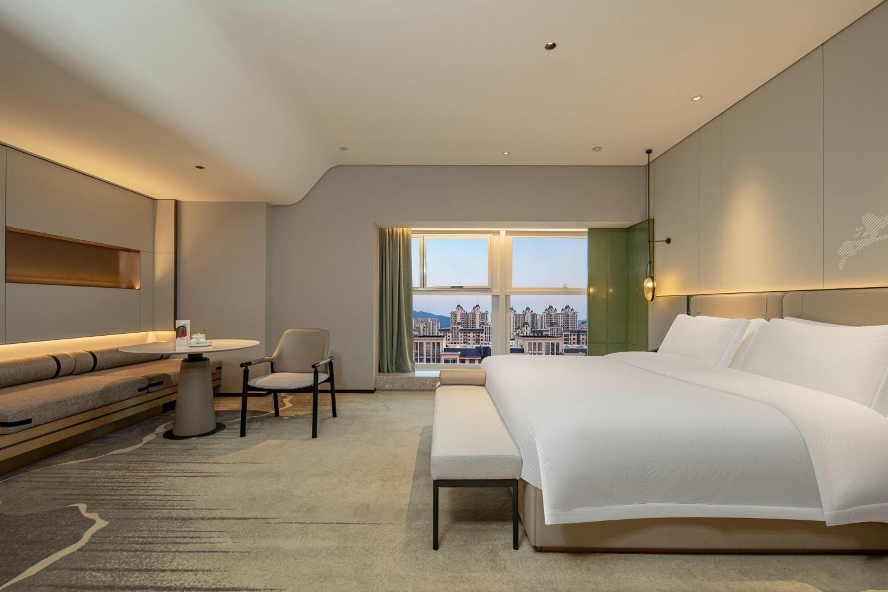 Deluxe King Room with City View - Non-Smoking