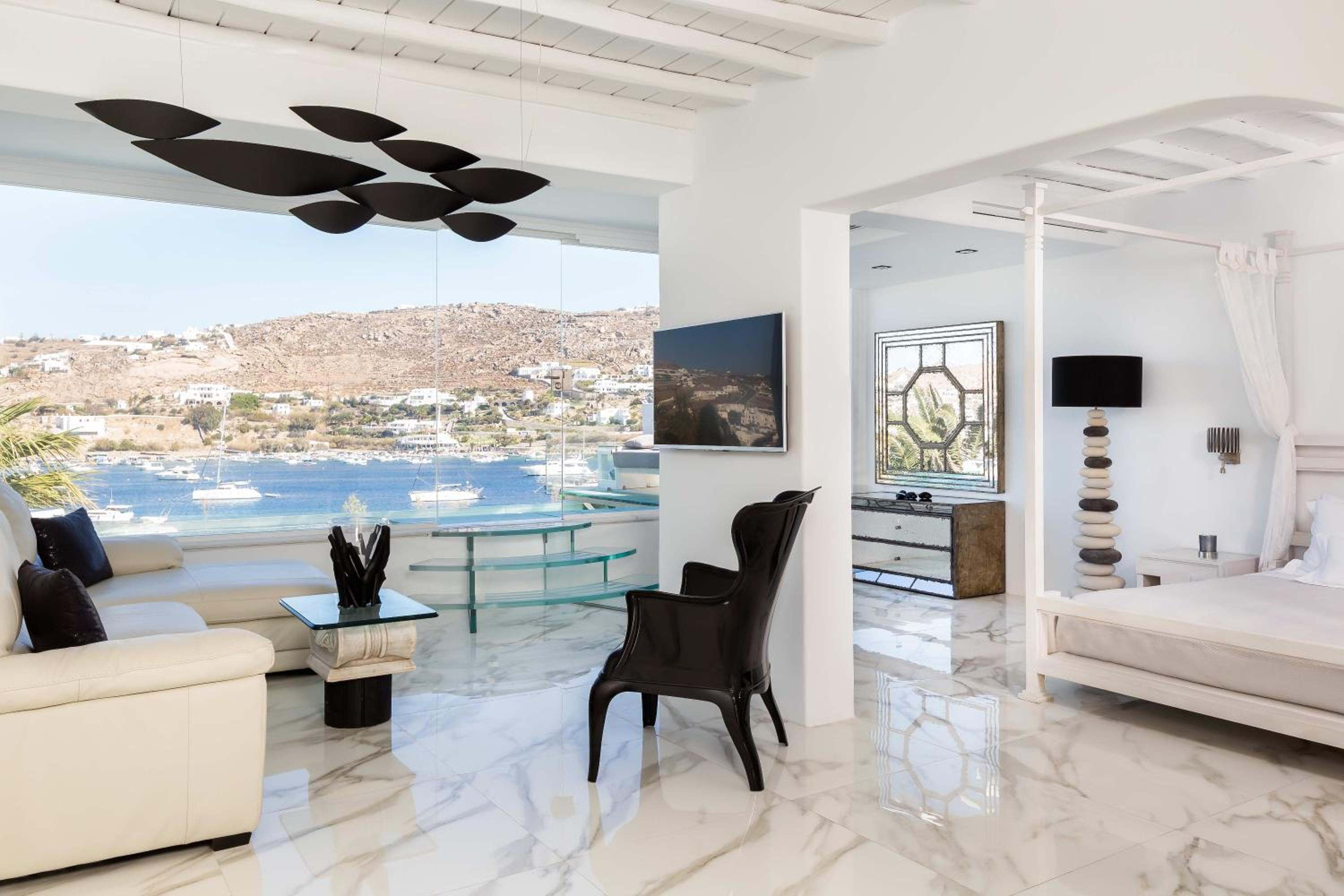 Suite with Private Pool - Signature 130 with Glass Pool