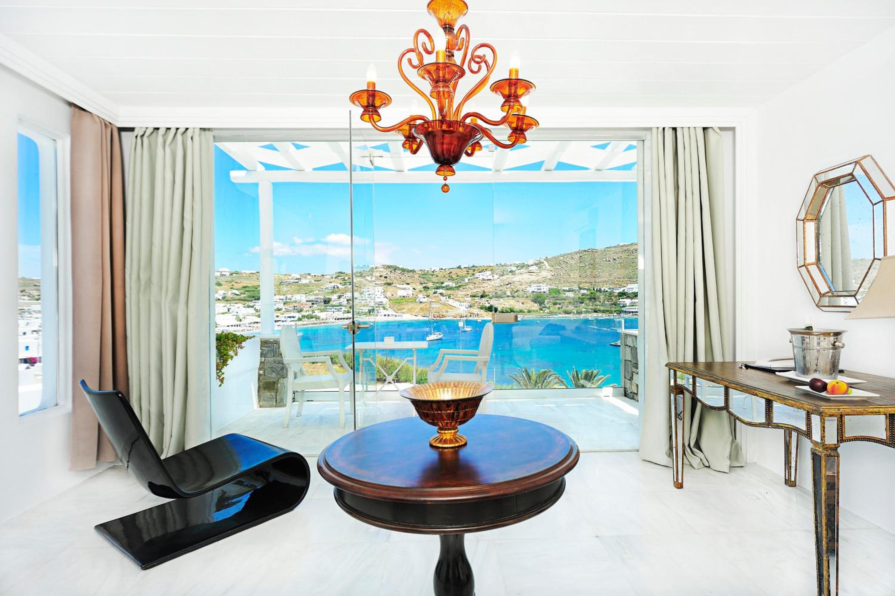 Deluxe Suite with Sea View - Photo 19