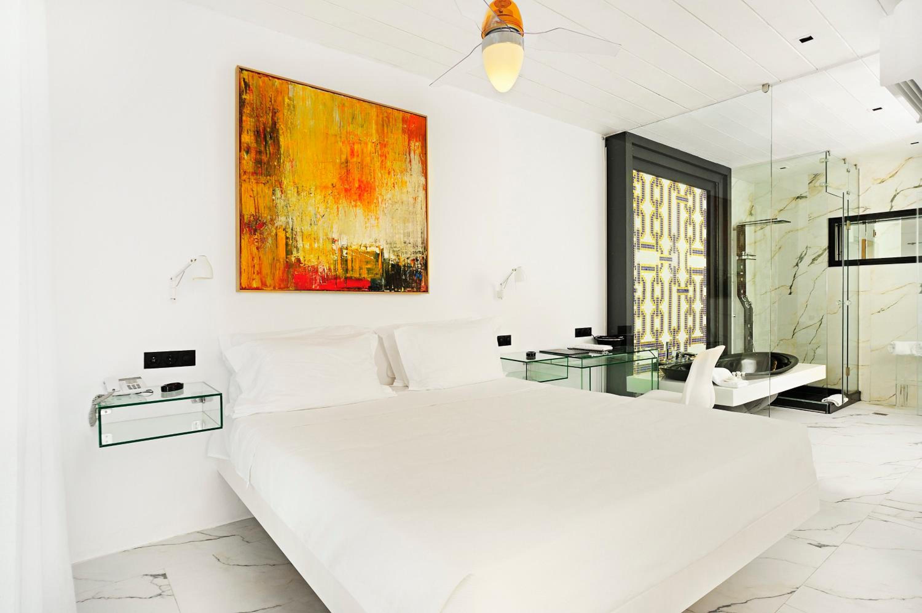 Deluxe Suite with Sea View - Photo 16