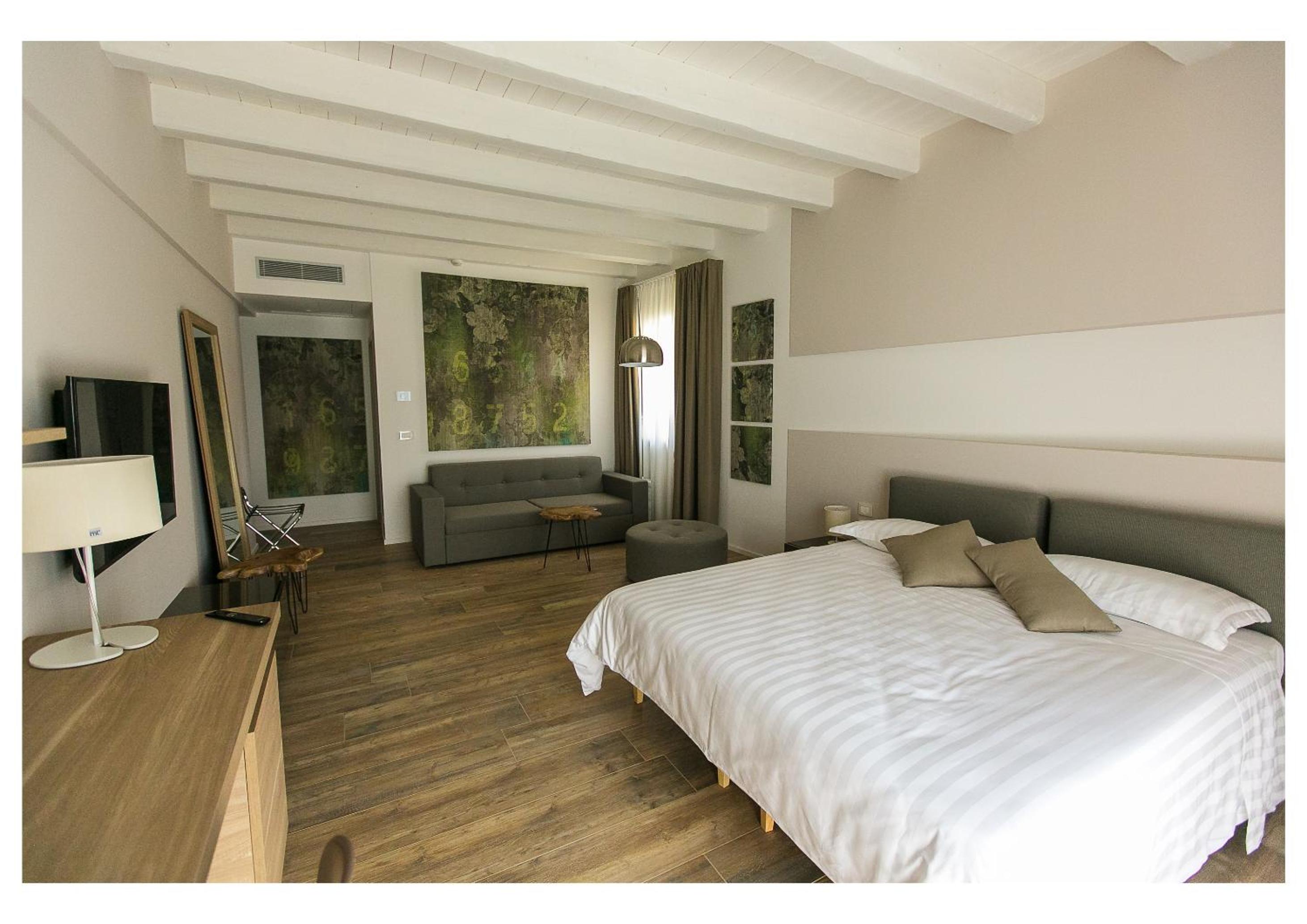 Junior Suite with Balcony and Lake View photo 2