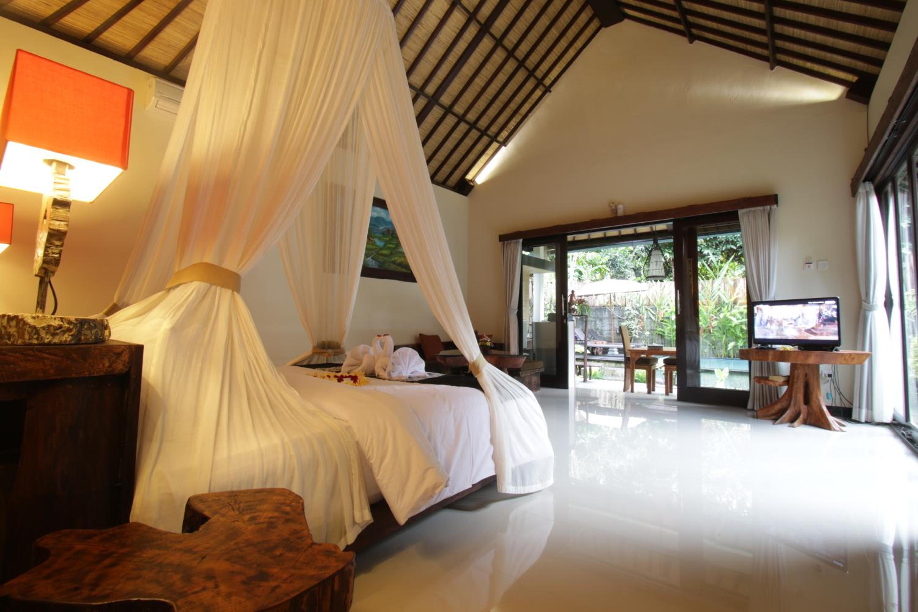 Villa with Private Pool - Photo 13