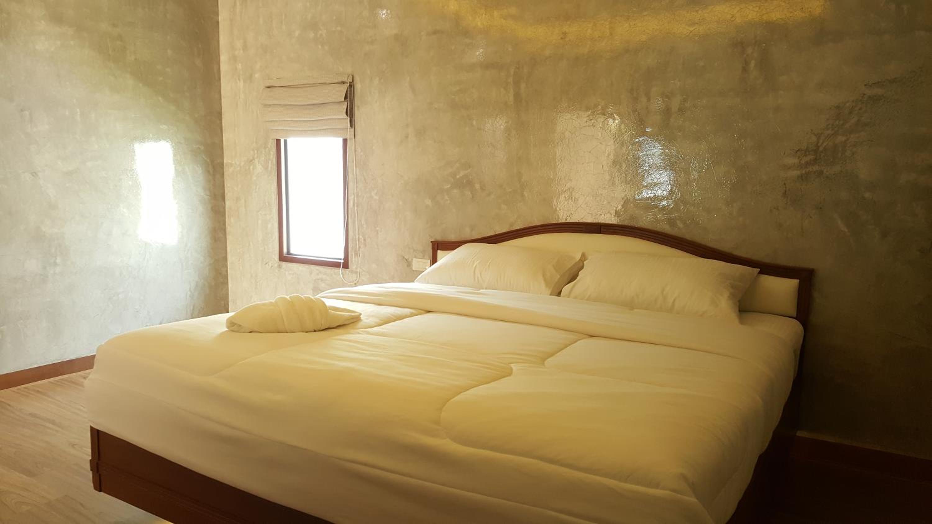 Large Double Room - Photo 3