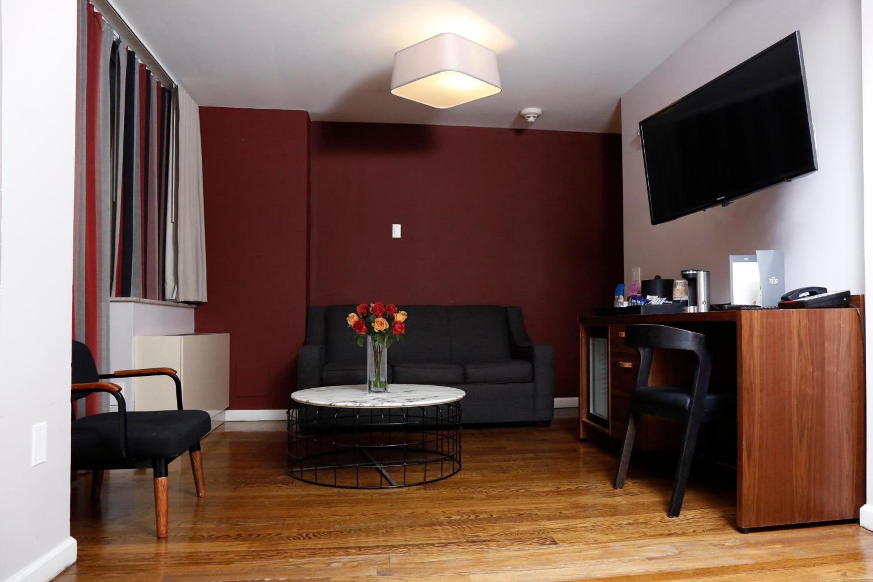 Deluxe Queen Suite