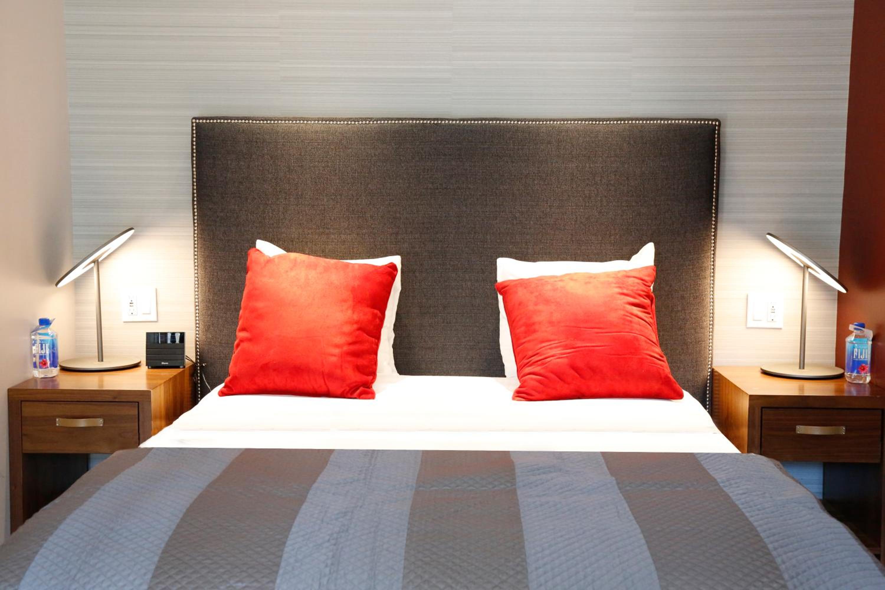 Deluxe Queen Suite