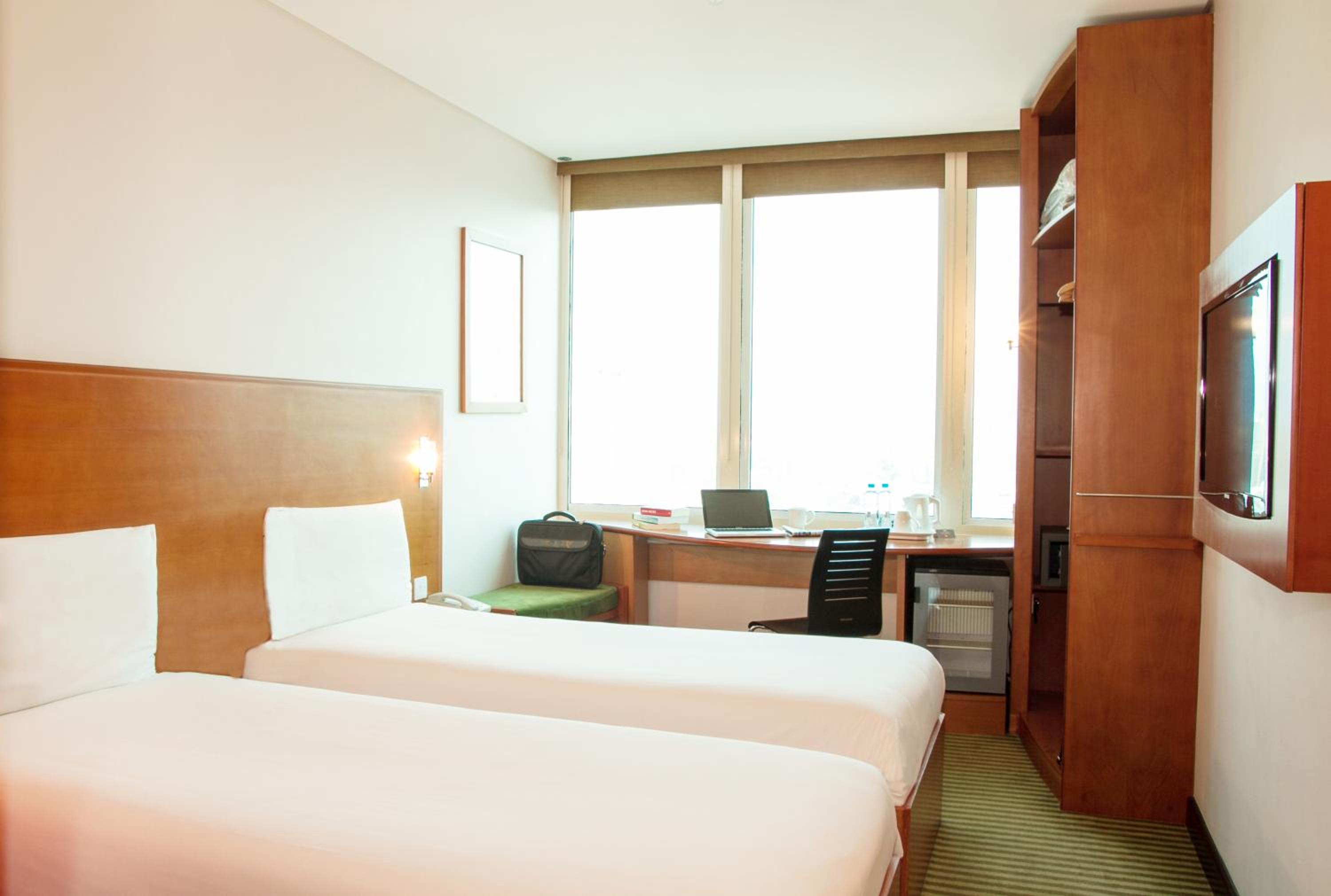 Standard Twin Room - Photo 7