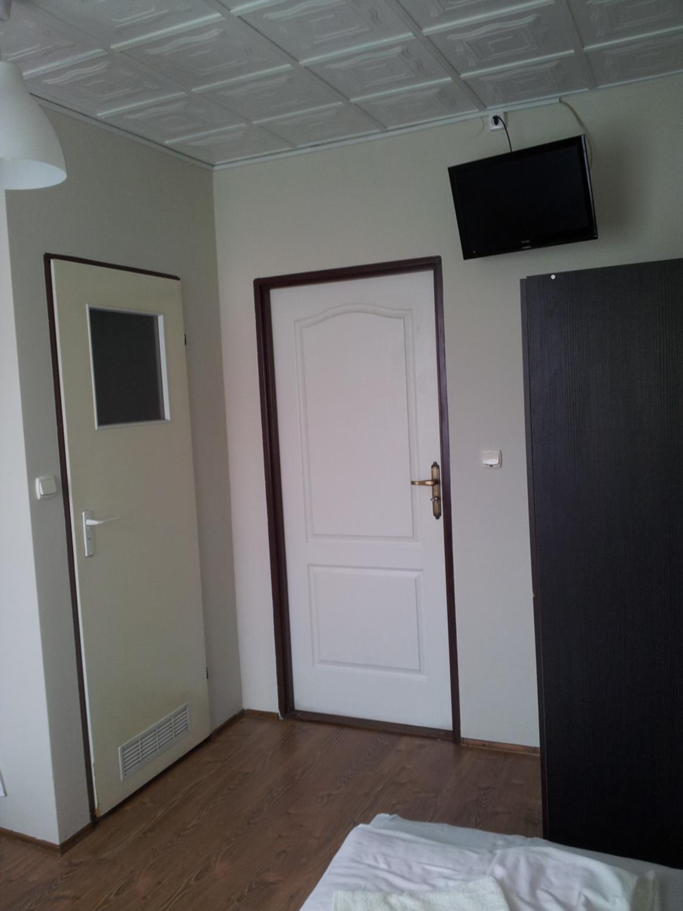 Small Twin Room - Photo 2