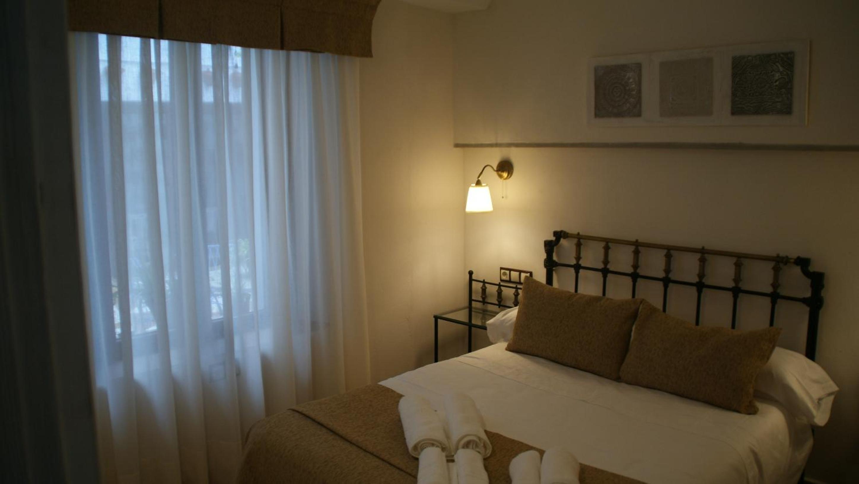 Queen Room - Disability Access photo 2