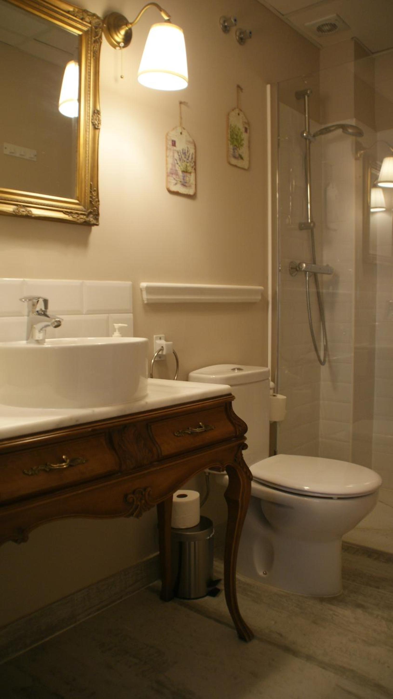Twin Room with Private Bathroom photo 2