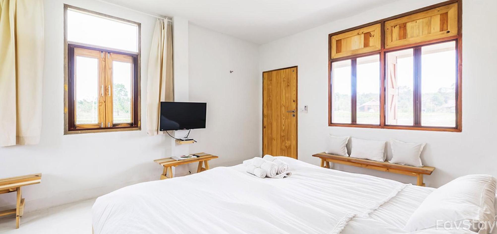 King Room with Balcony - Photo 4