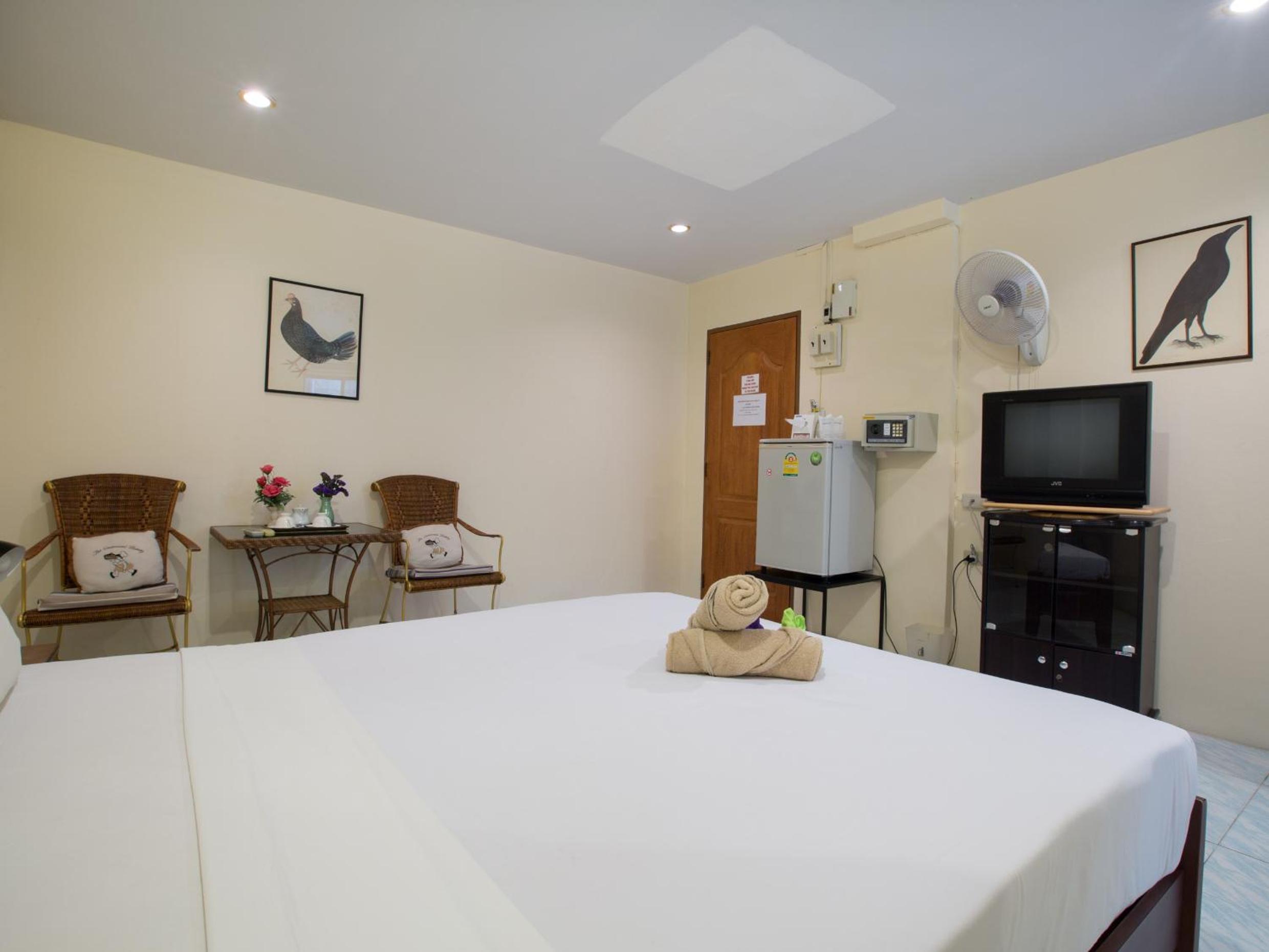 Deluxe Double Room - Photo 11