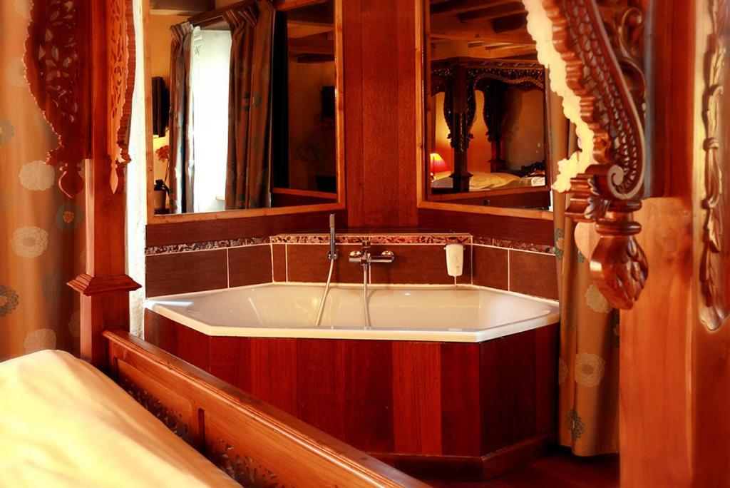 Junior Suite with Spa Access - Photo 7