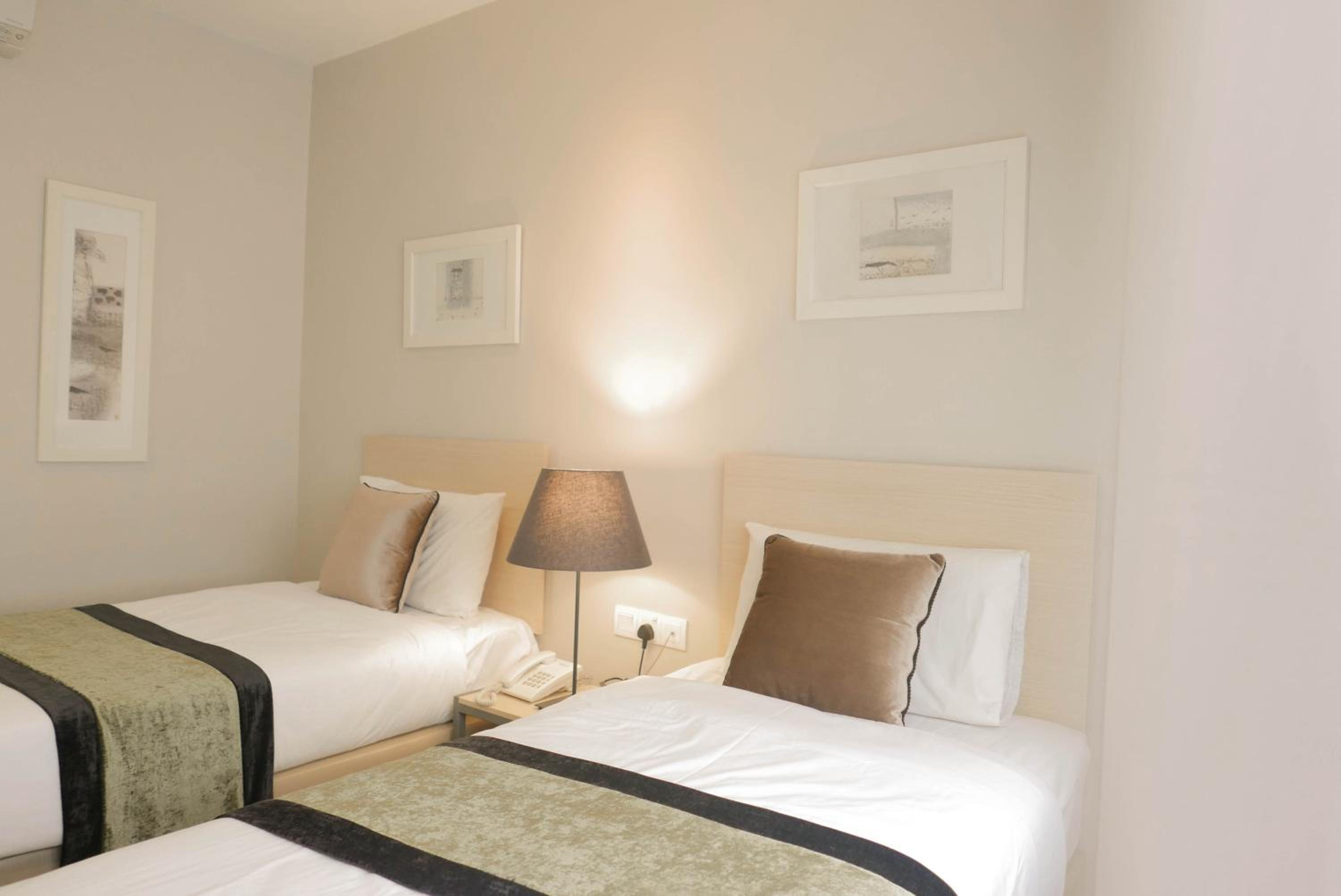 Deluxe Twin Room - Photo 12