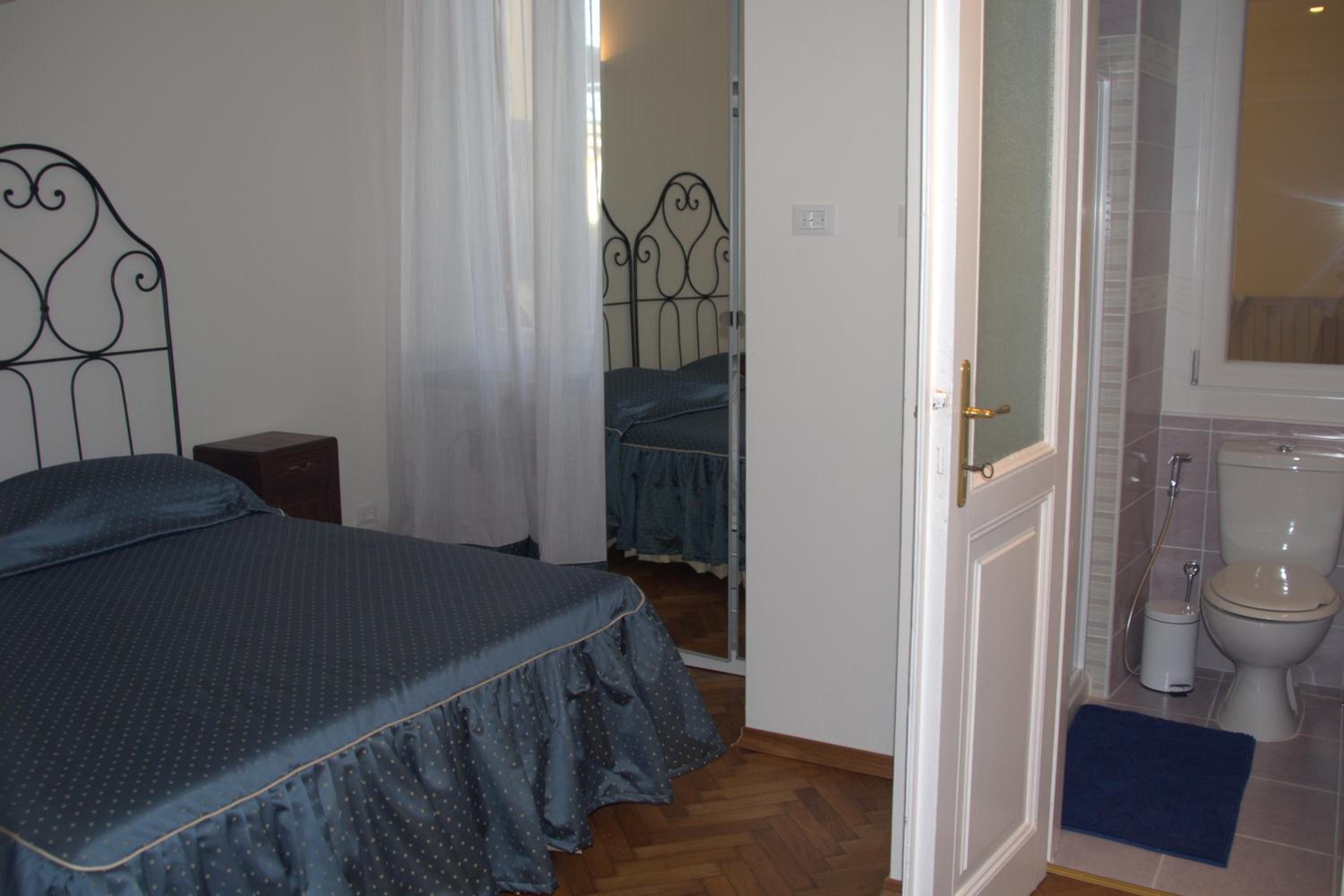 Double Room with Private Bathroom photo 1