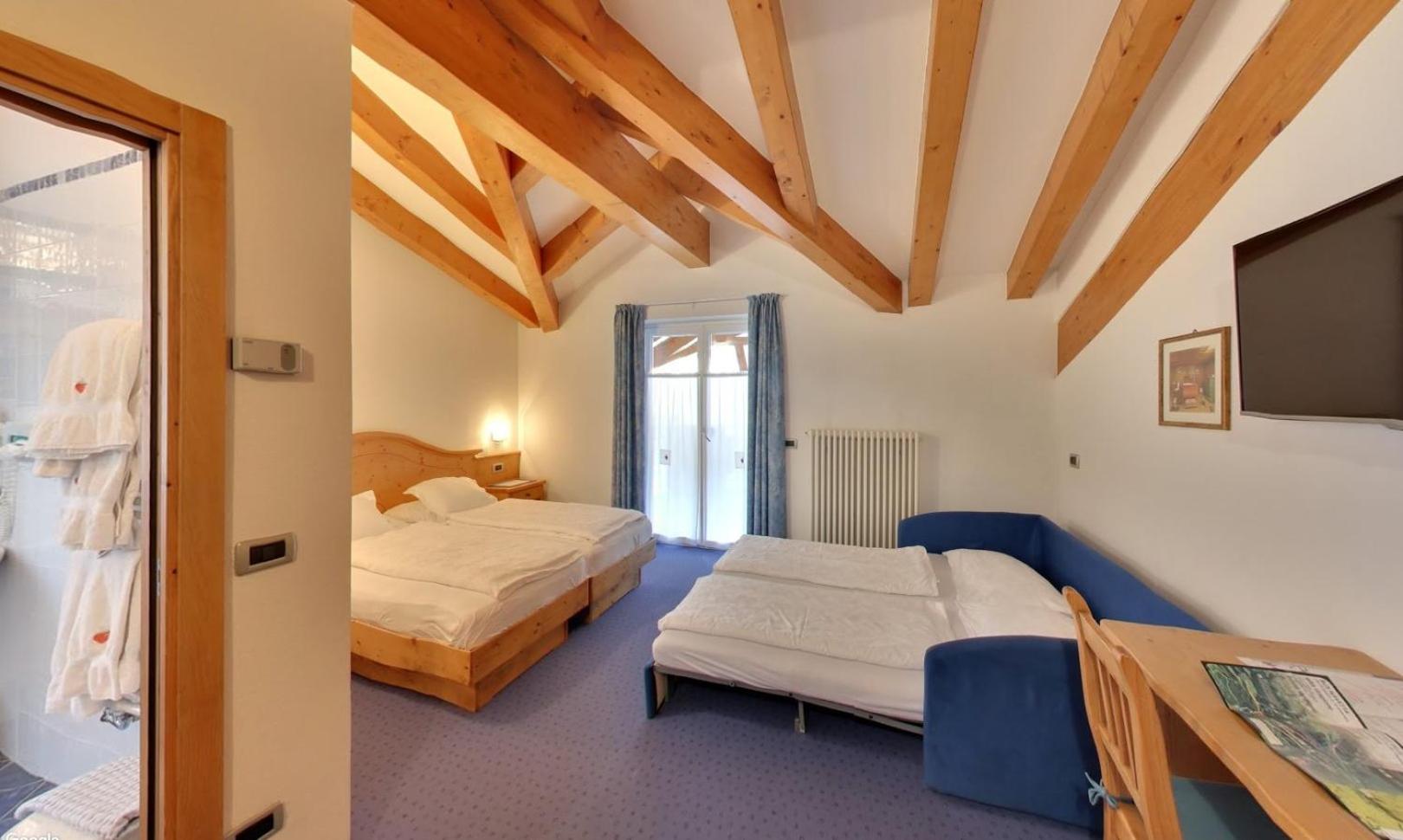 Quadruple Room with Balcony - Photo 2