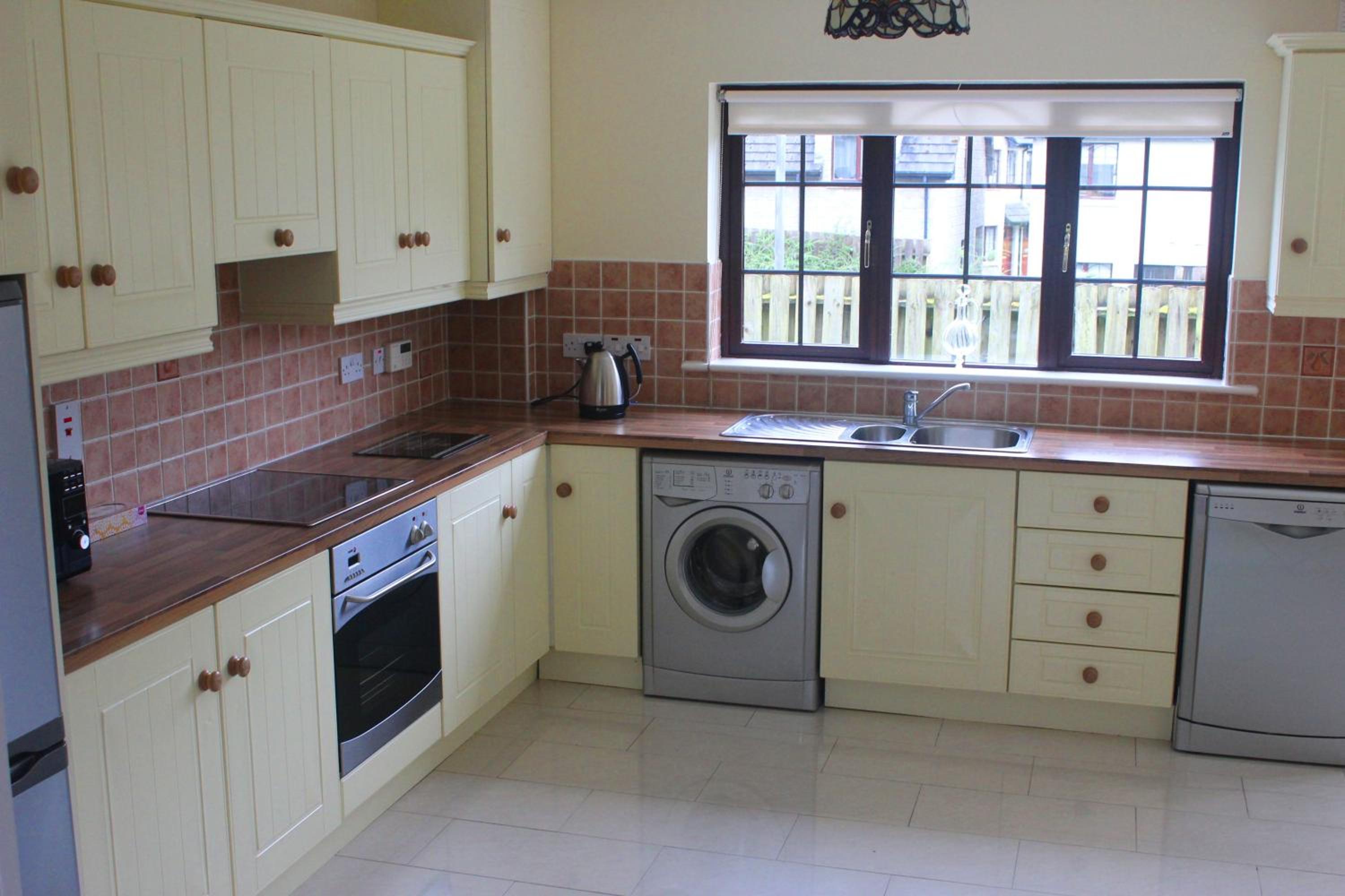 Three-Bedroom House photo 3