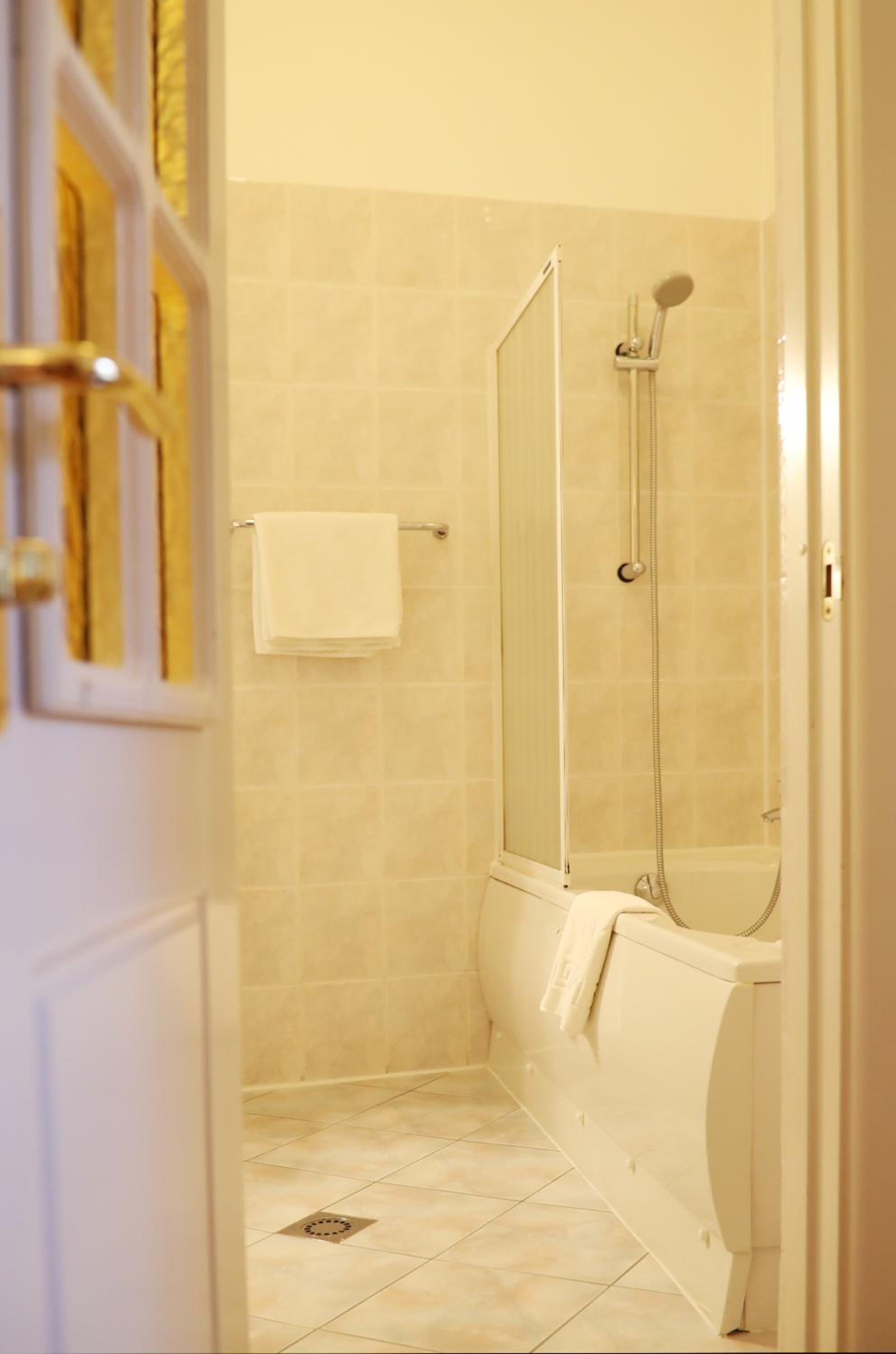 Classic Double Room - Photo 7