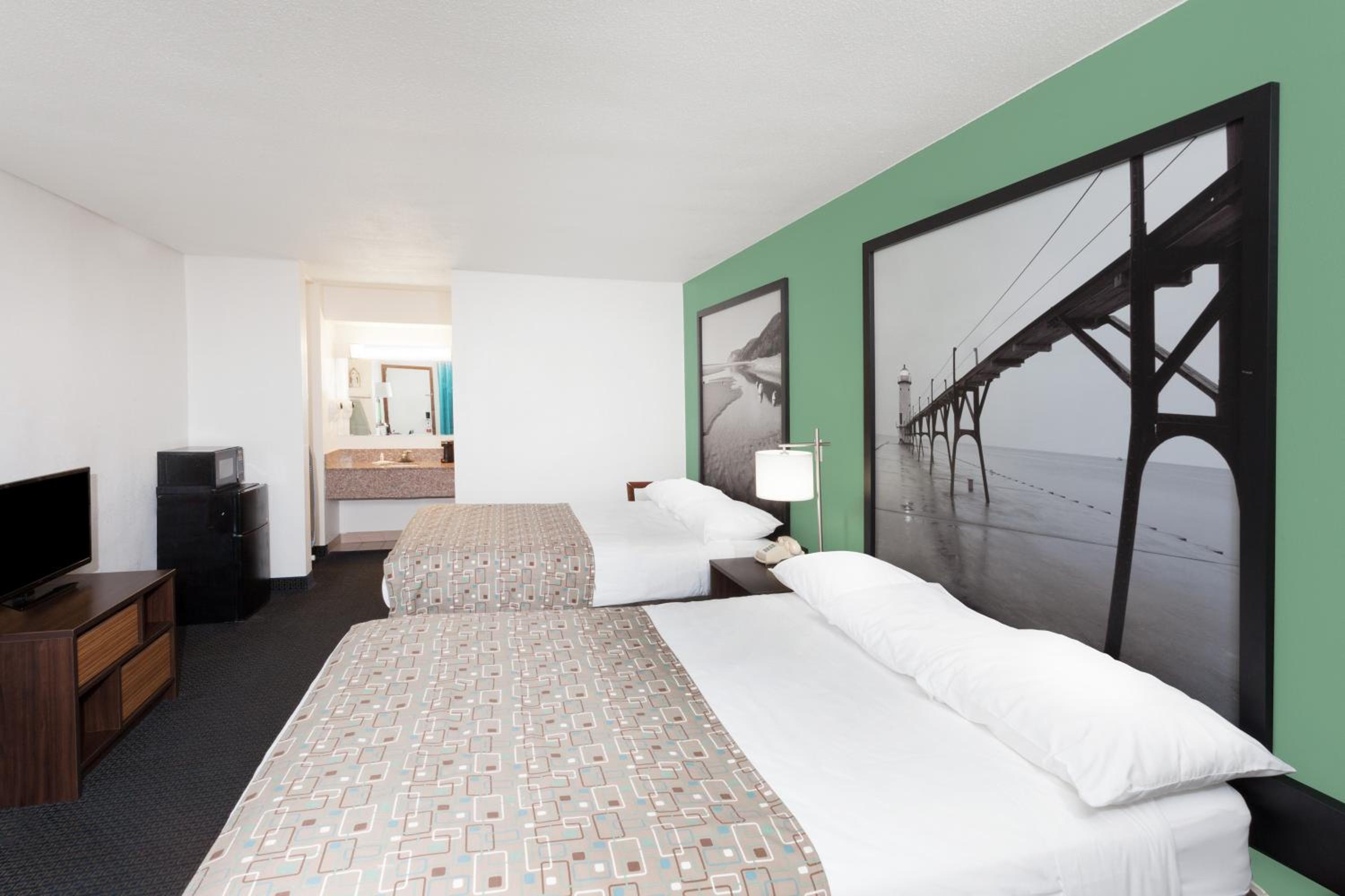 Twin Room with 2 Queen Beds, Exterior Hall, Non-Smoking - Photo 4