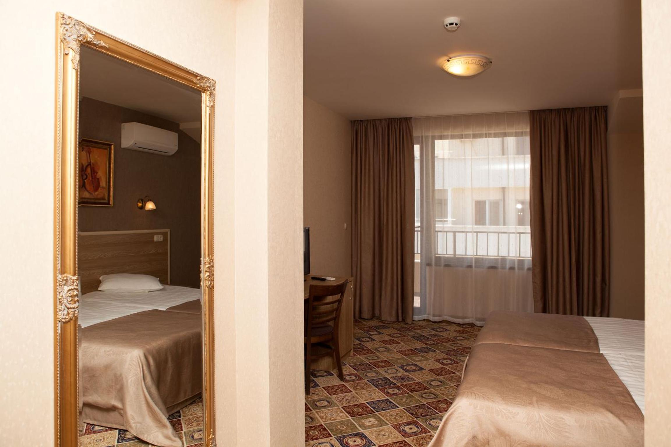 Double Room with Balcony - Photo 4