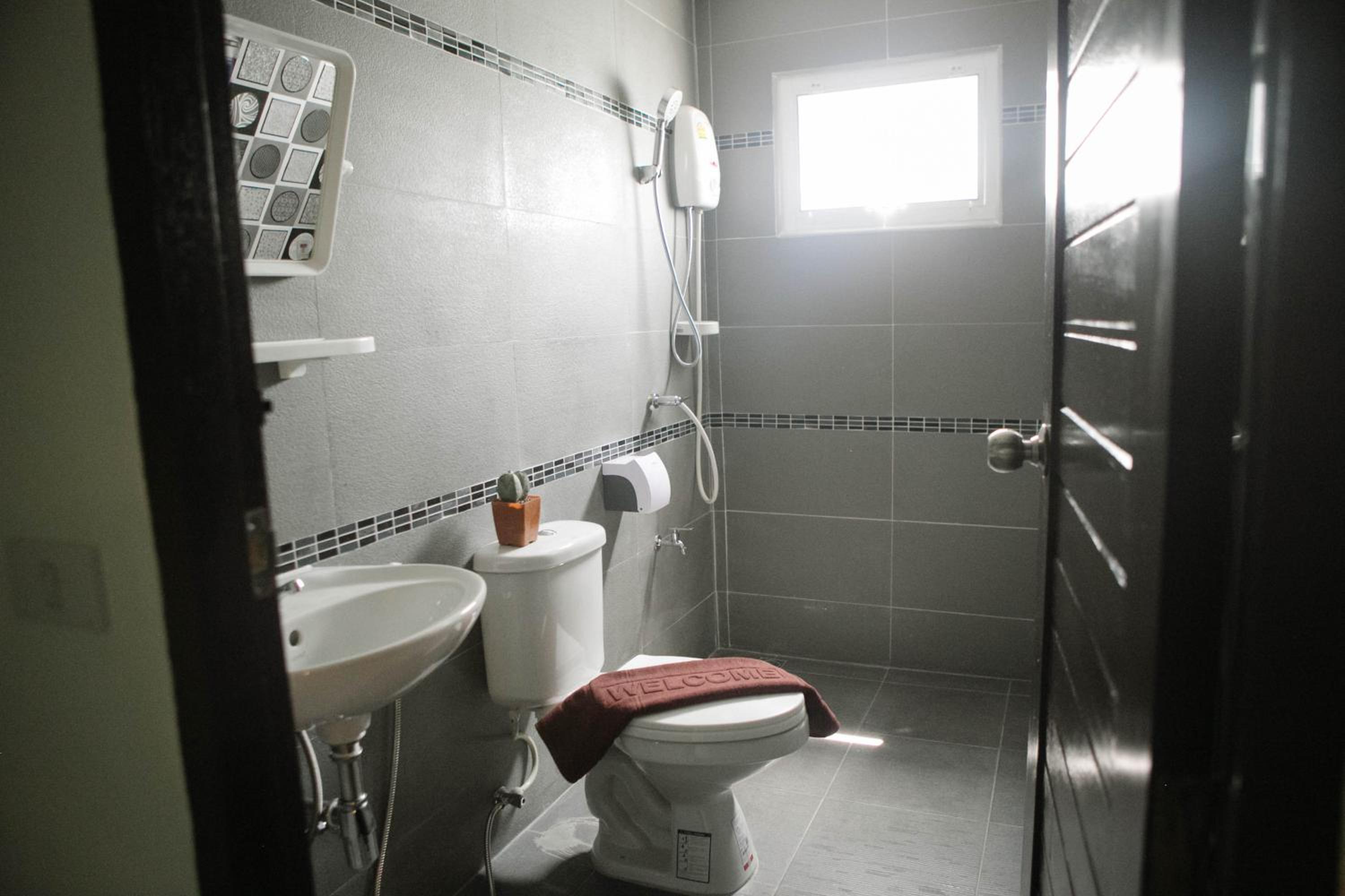 Standard Double Room - Photo 8