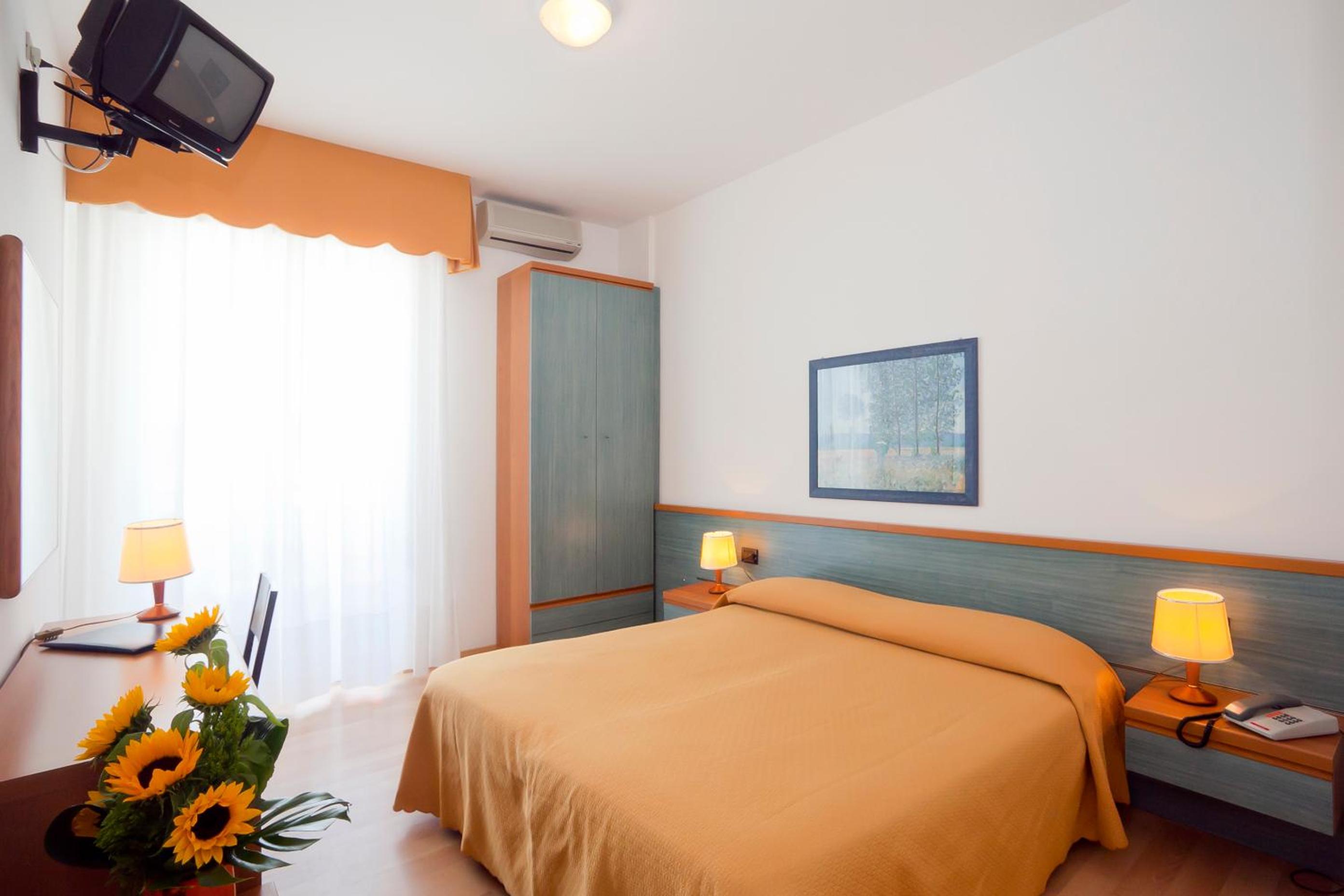 Double Room with Side Sea View - Photo 4