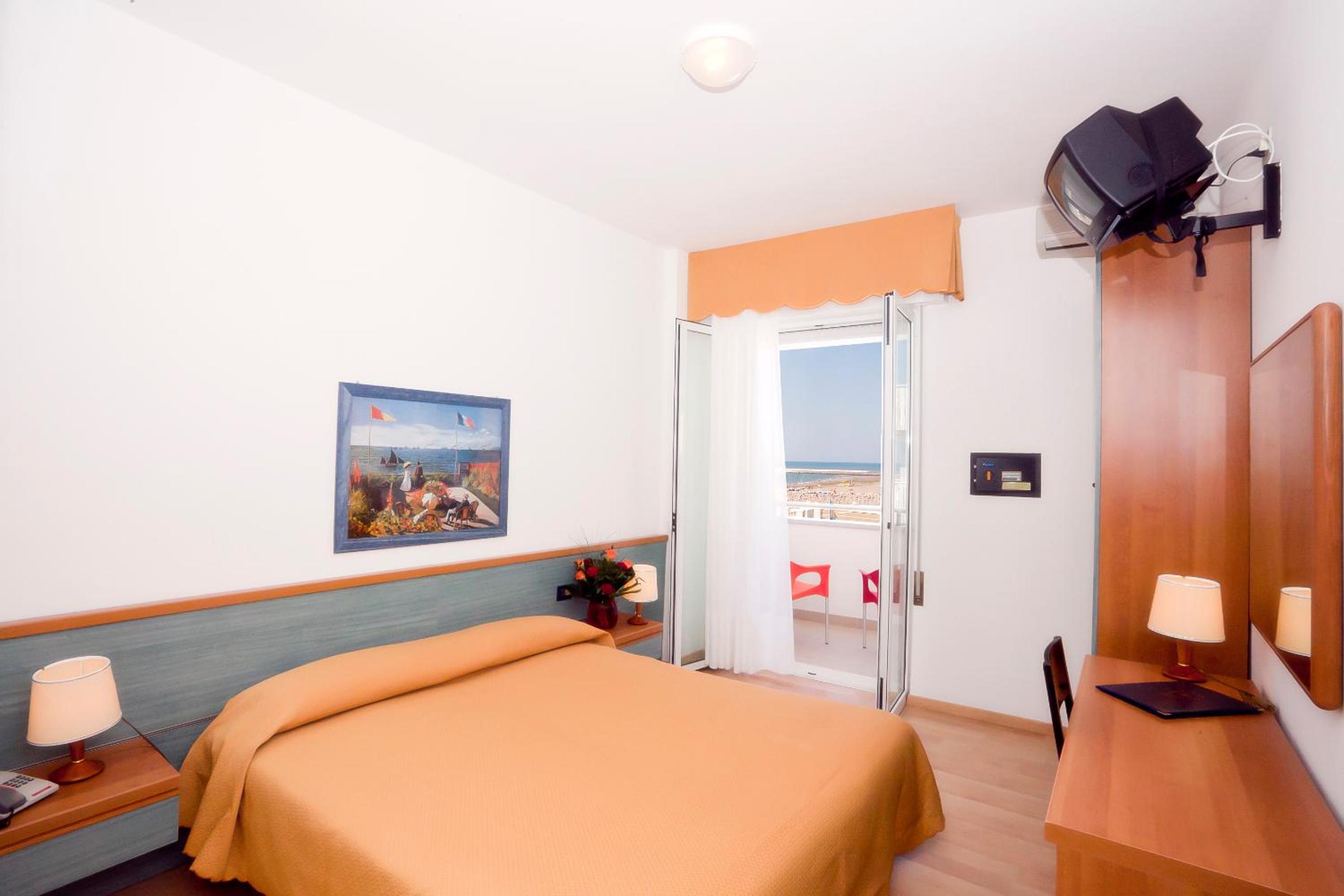 Double Room with Side Sea View - Photo 1