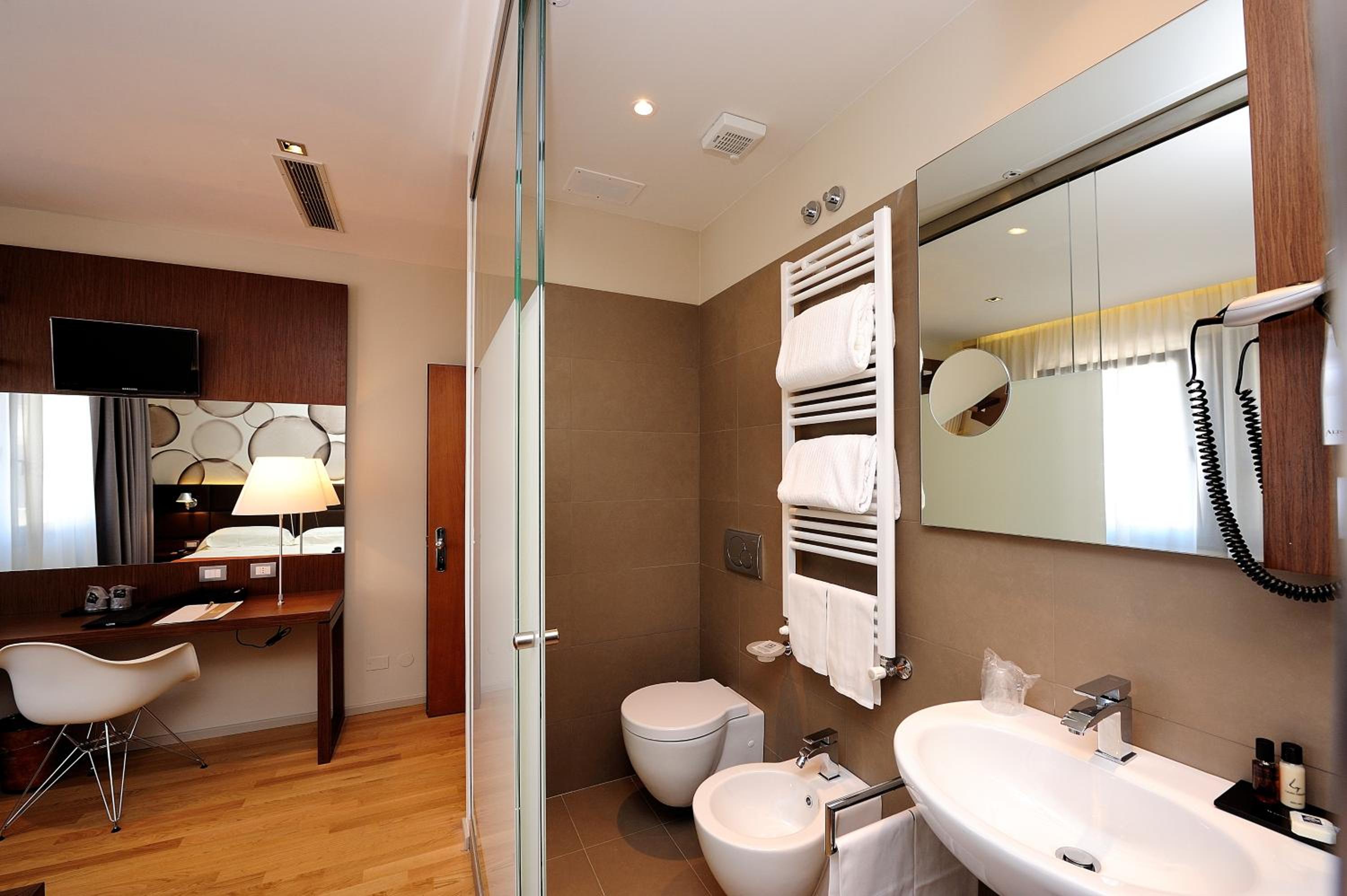 Deluxe Double or Twin Room - Photo 7
