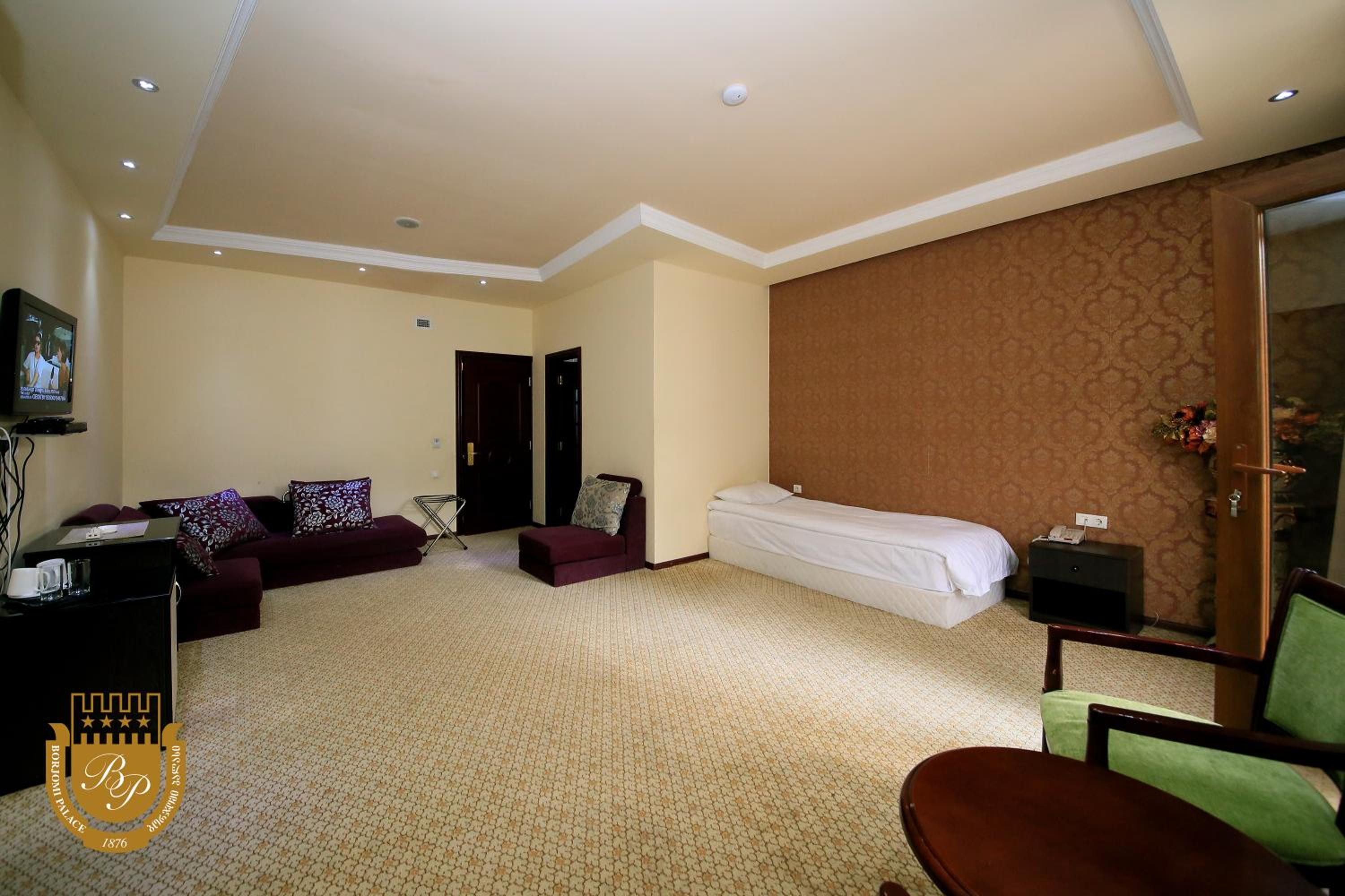 Classic Family Room - Photo 9