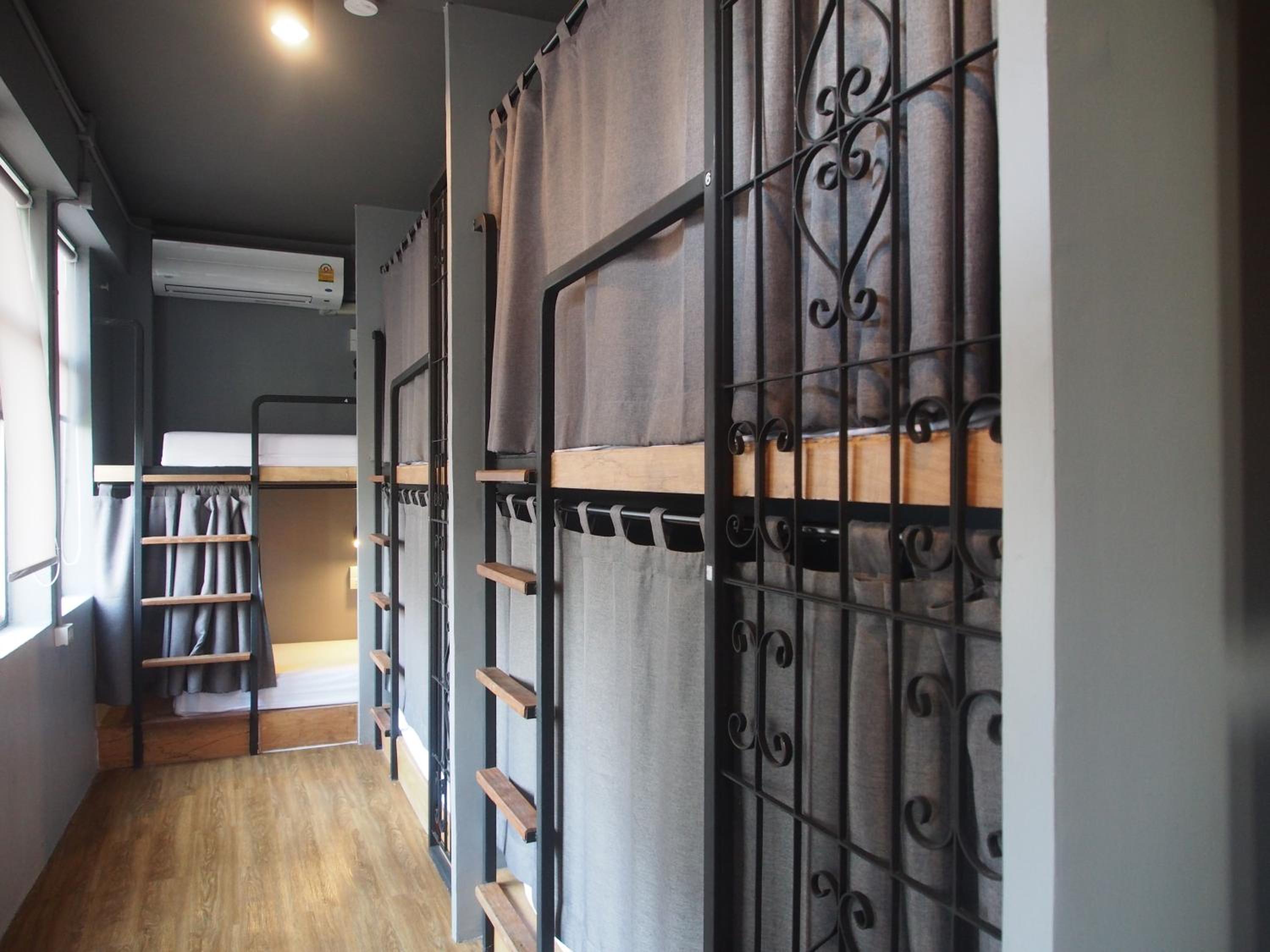 Private 6 Bunk-Bed Room with Shared Bath photo 1