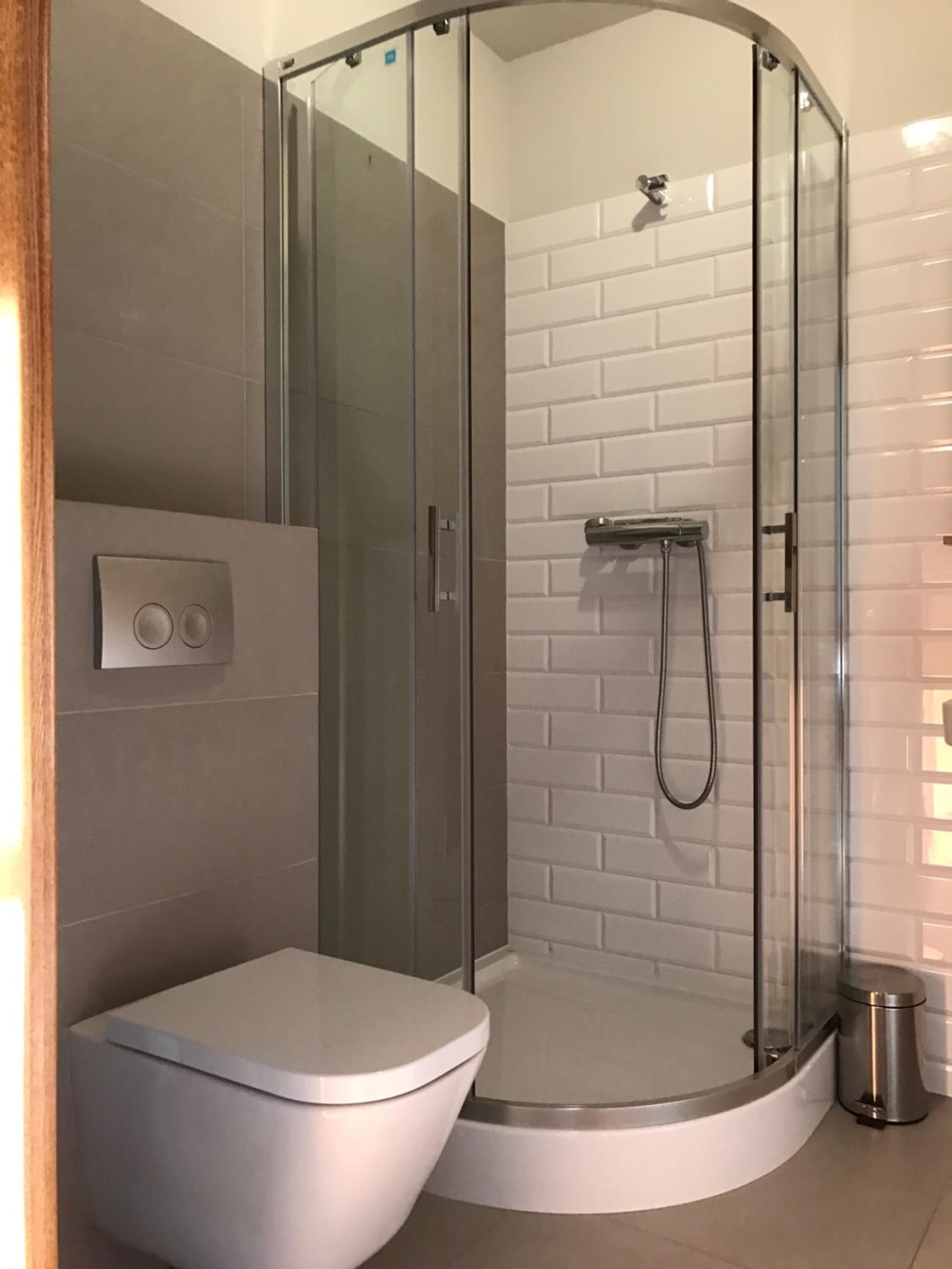Double Room with Balcony - Photo 8