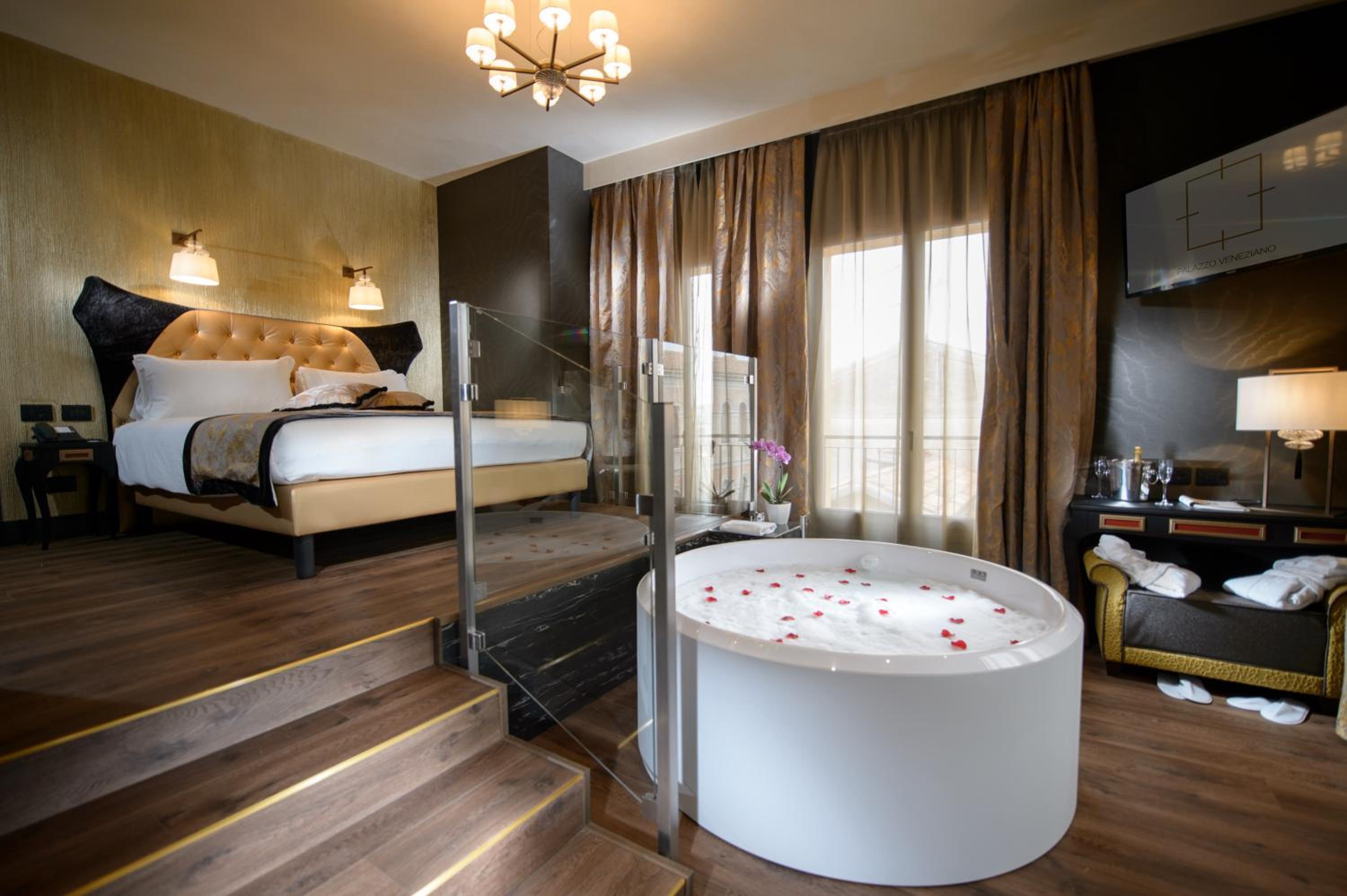 Corner Junior Suite with Jacuzzi and Canal View