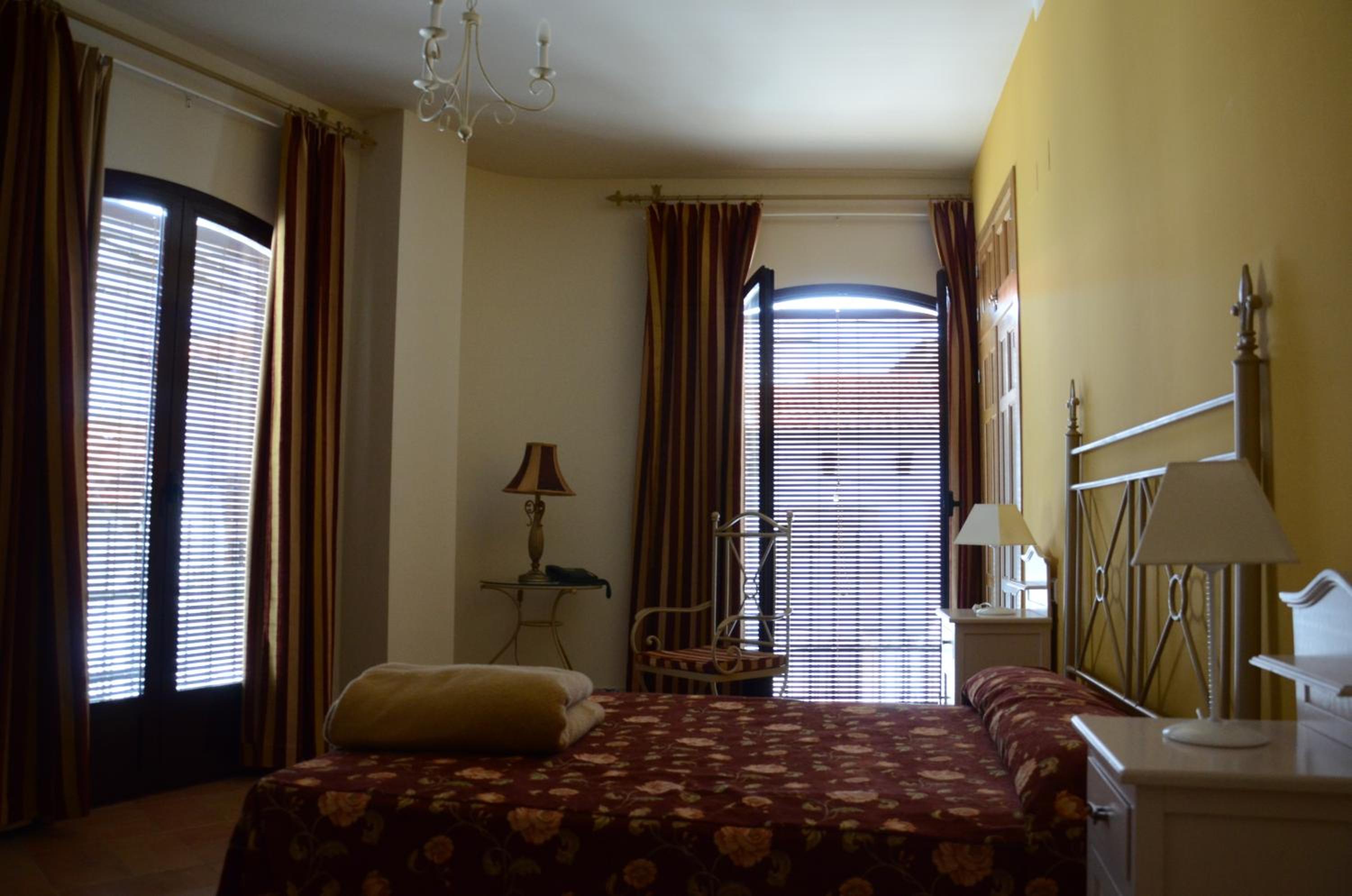 Queen Room with Balcony - Photo 3
