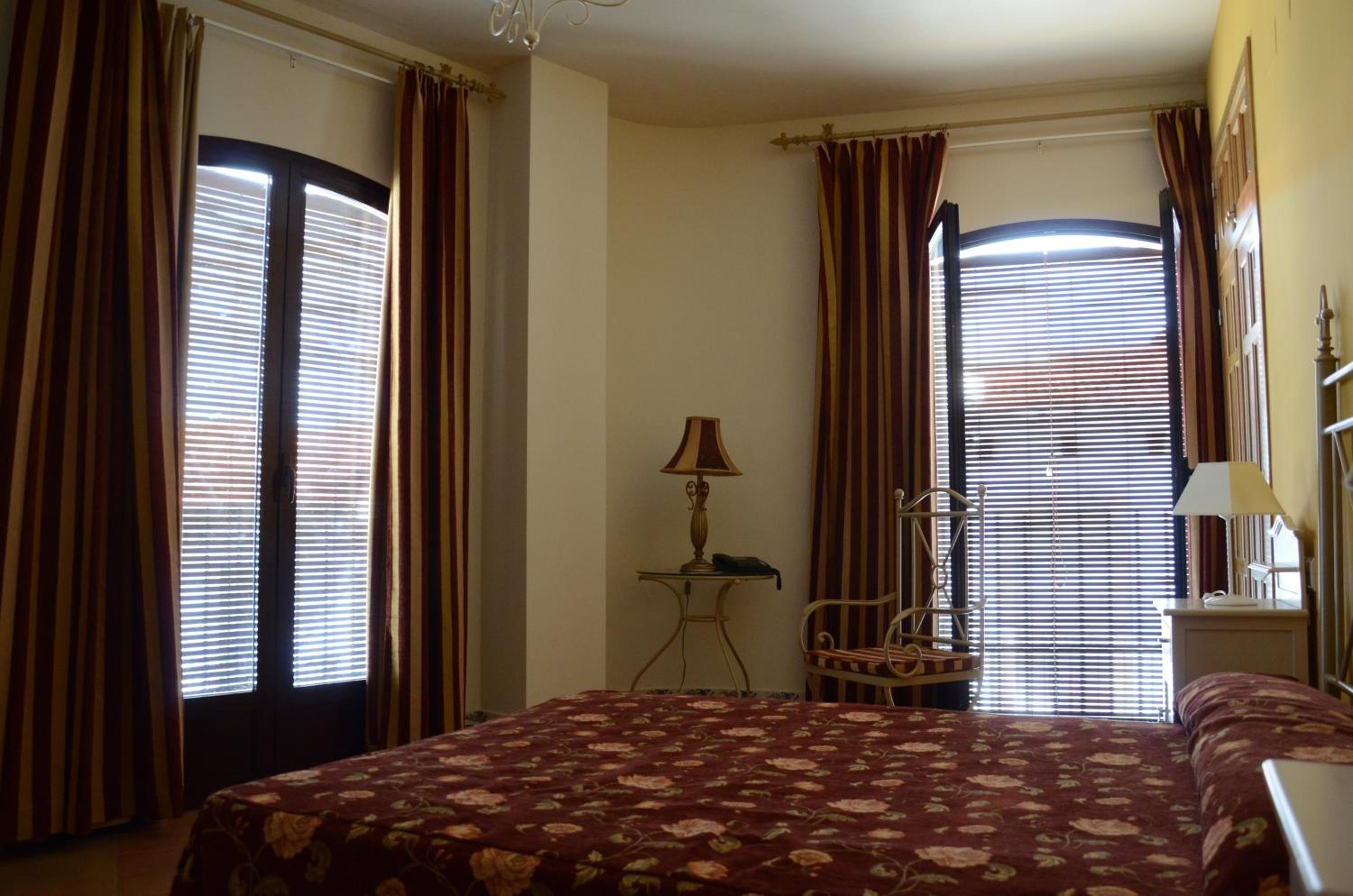 Queen Room with Balcony - Photo 2
