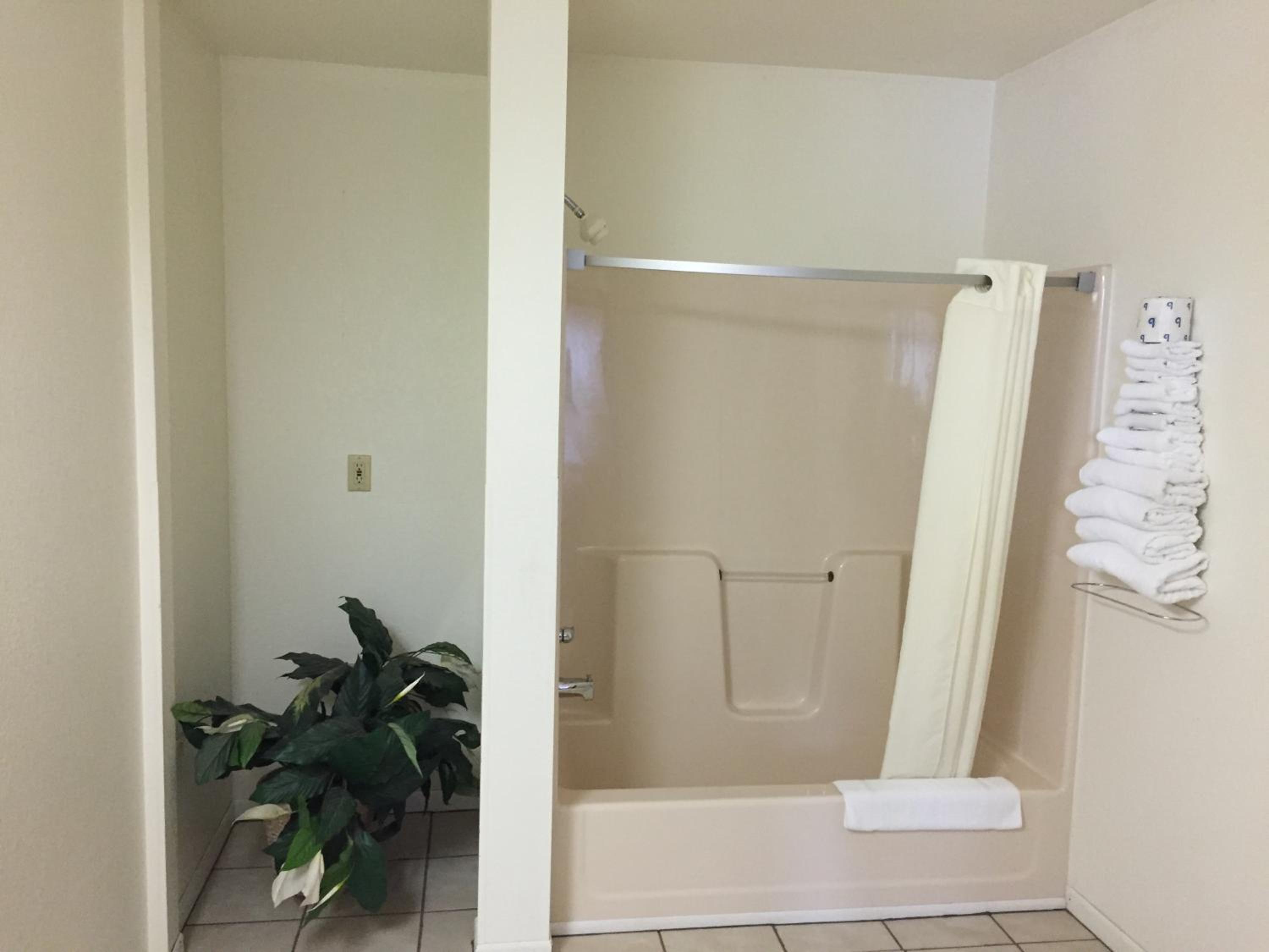 Superior Queen Room with Three Queen Beds - Non-Smoking - Photo 2
