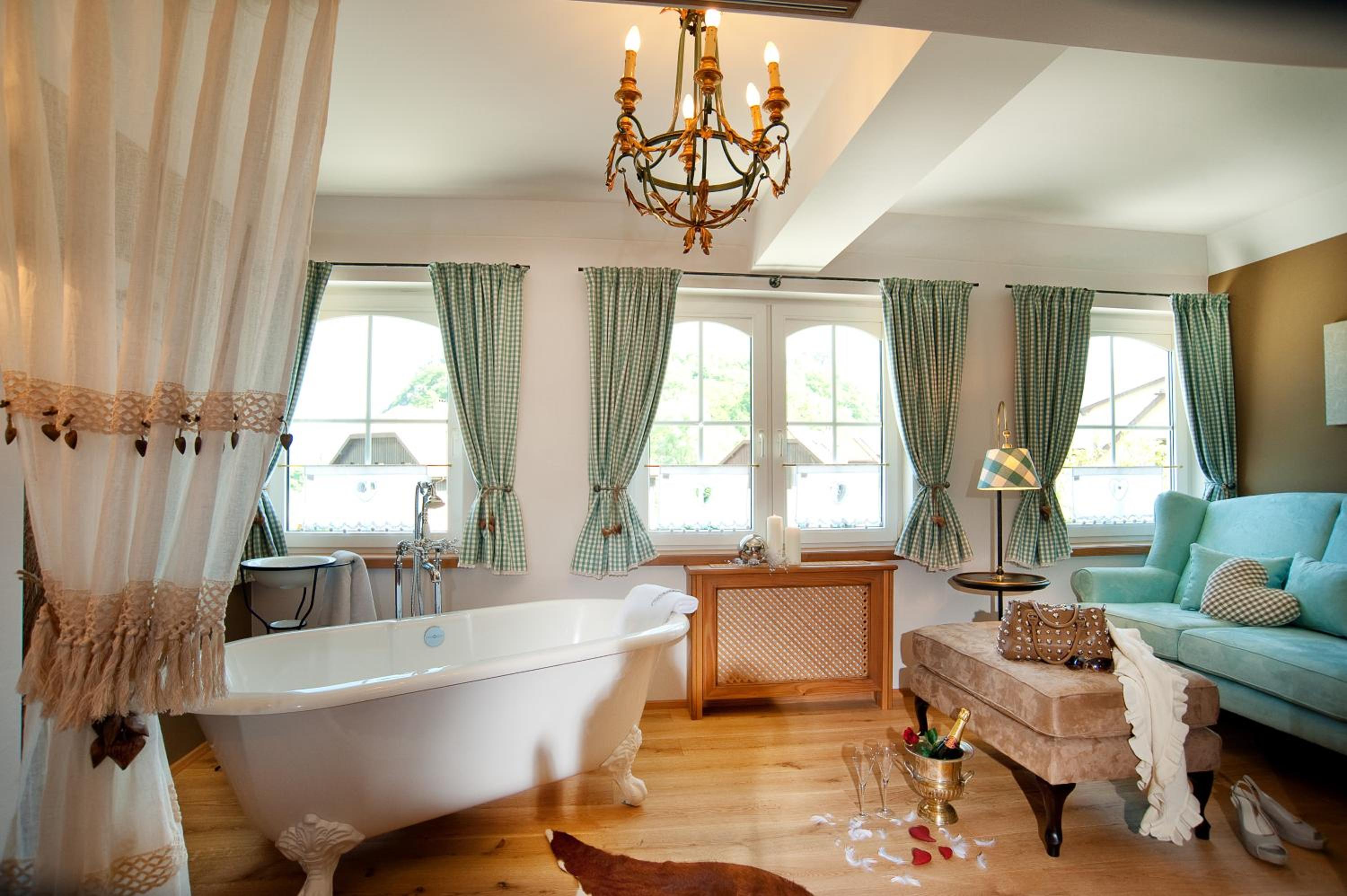 Deluxe Honeymoon Suite photo 3