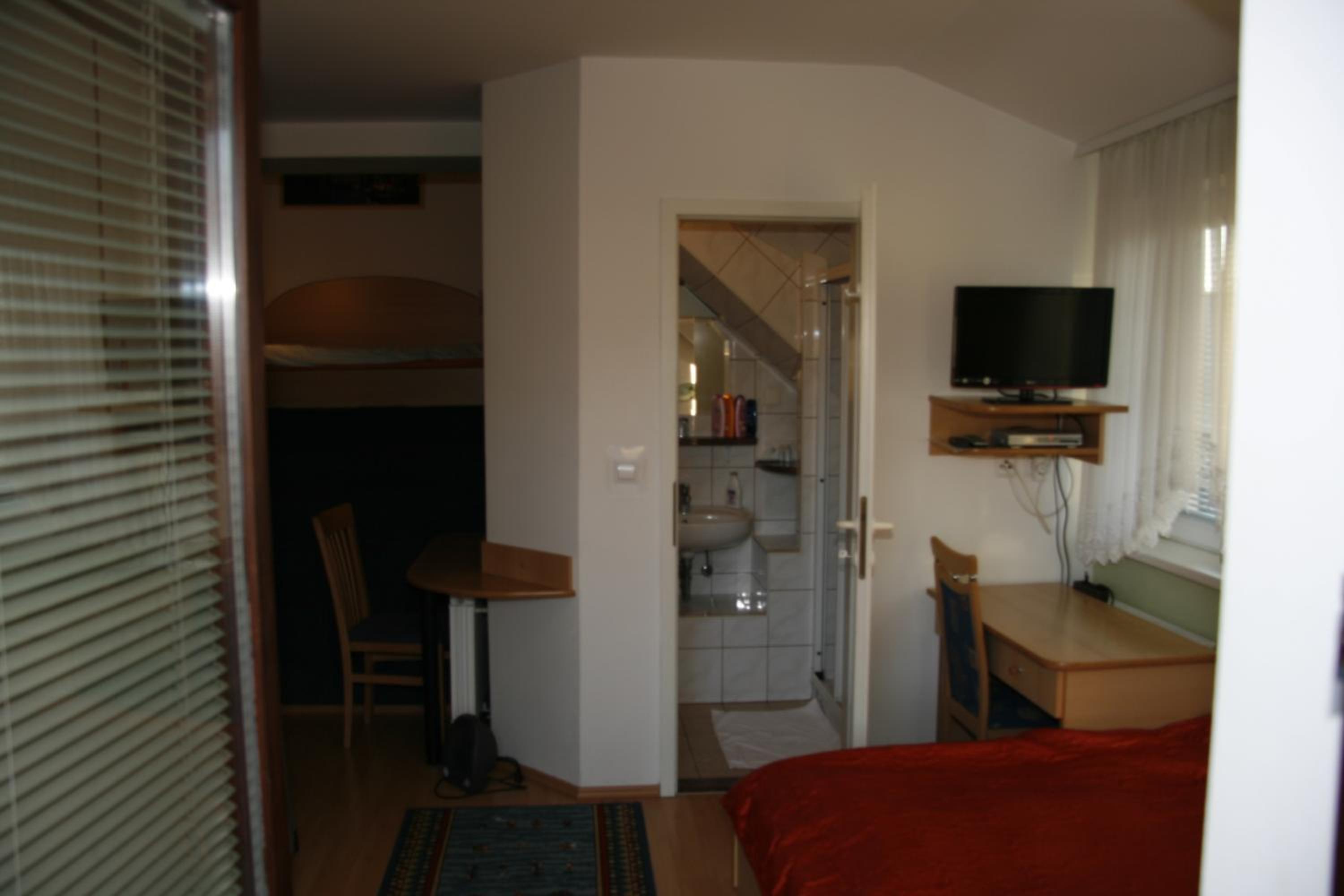 Studio with Balcony - Photo 7