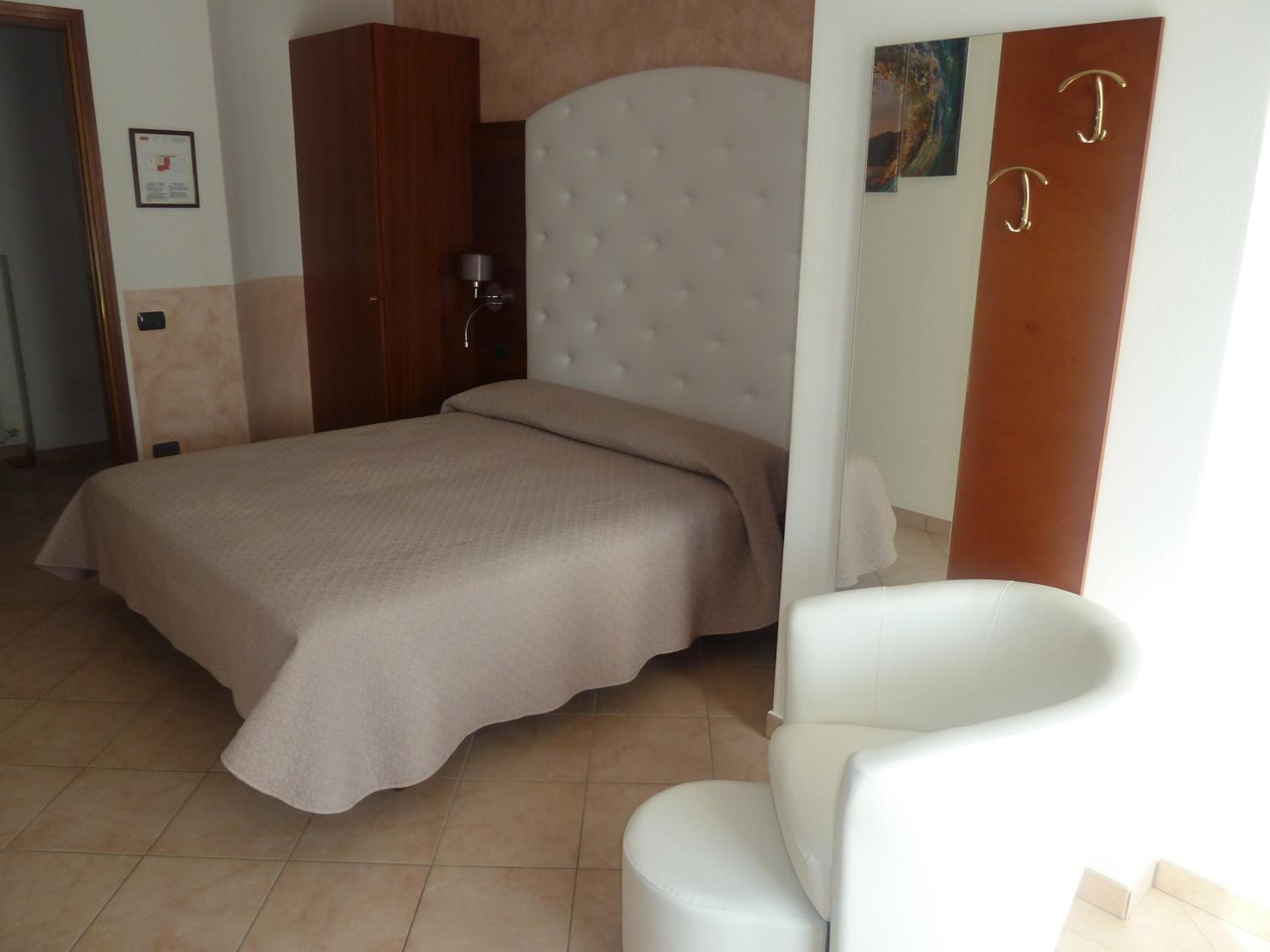 Double Room - Photo 11
